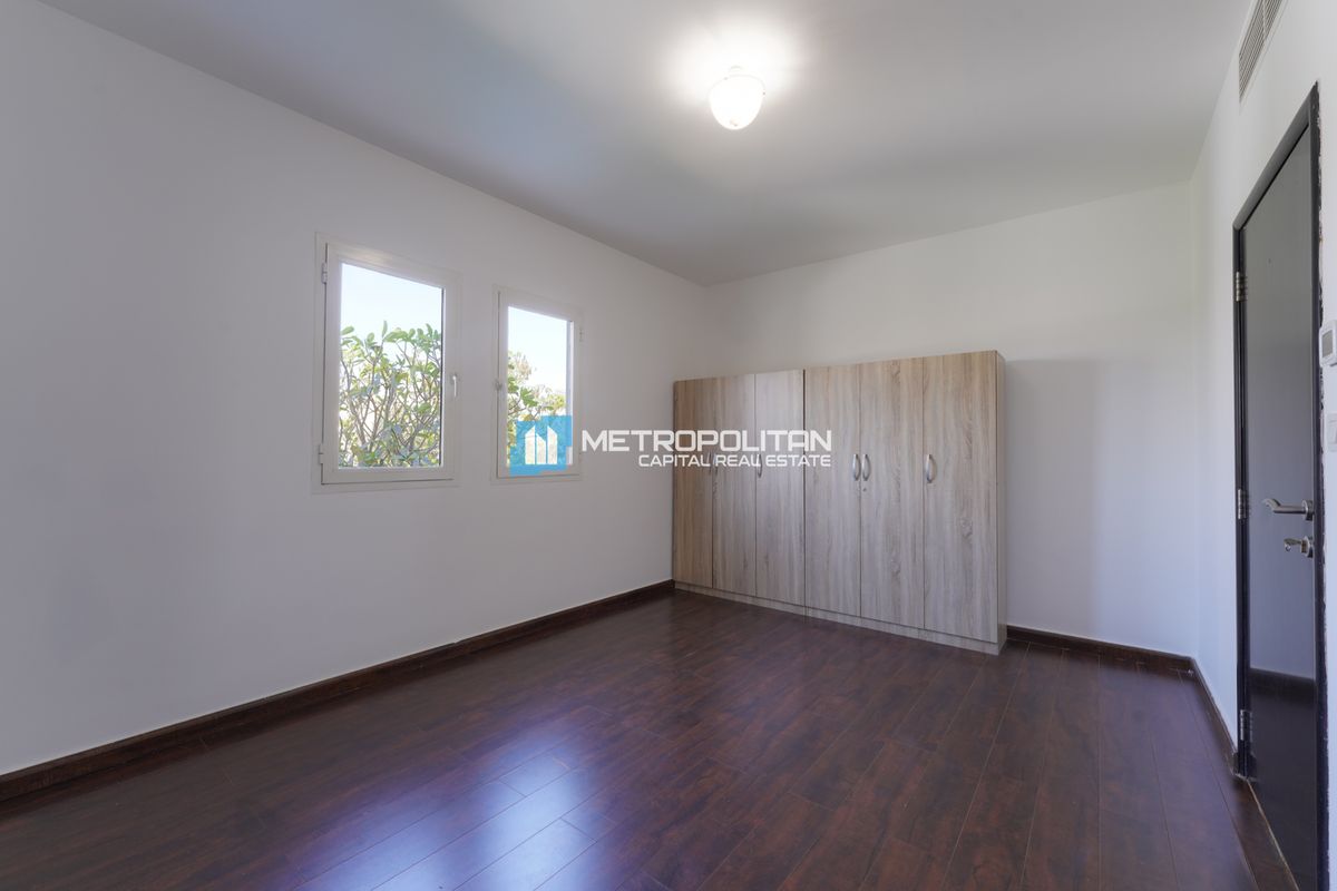SINGLE ROW | UPGRADED KITCHEN | NEAR ENTRANCE