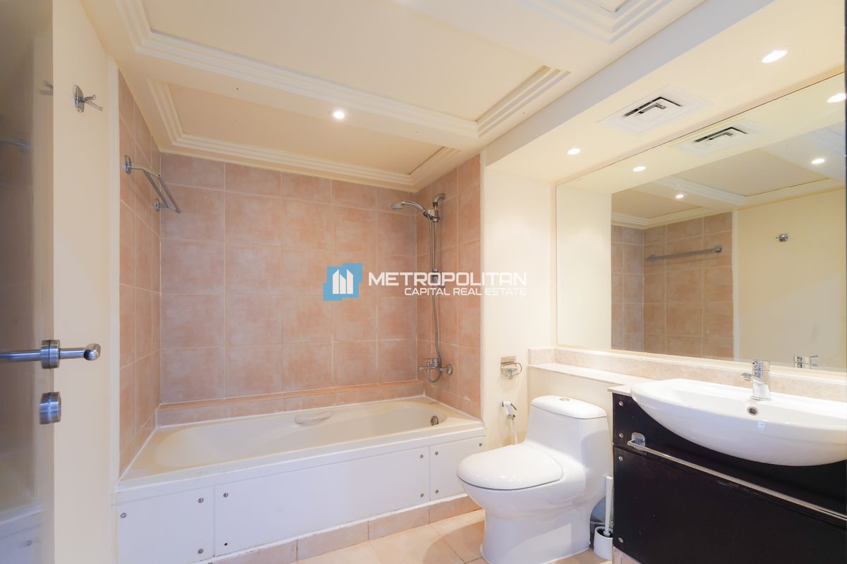SINGLE ROW | UPGRADED KITCHEN | NEAR ENTRANCE