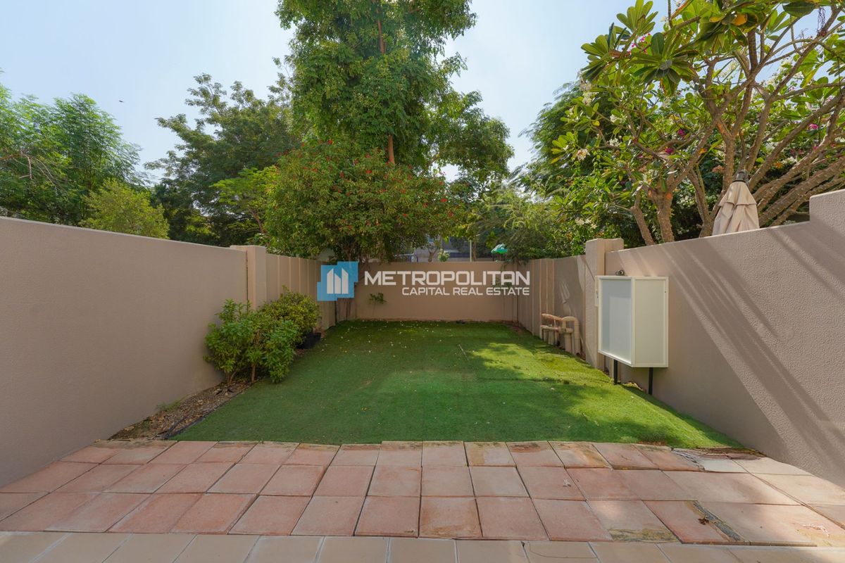 SINGLE ROW | UPGRADED KITCHEN | NEAR ENTRANCE