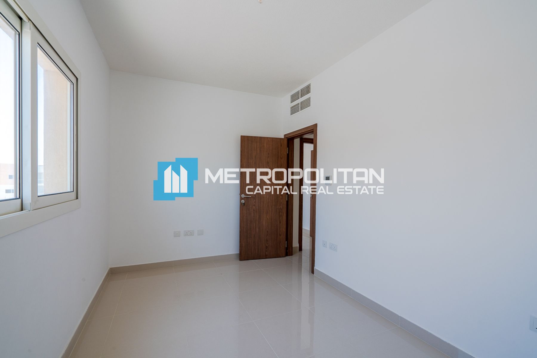 Single Row Corner | Upgraded 3BR | Close Kitchen