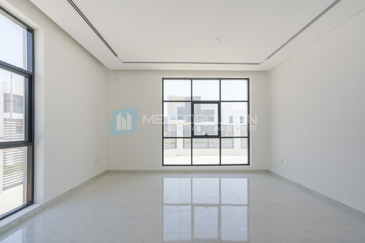 Spacious Corner Villa | 552 SQM | High Ceilings