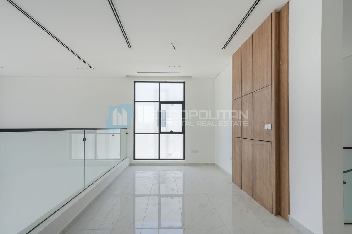 Spacious Corner Villa | 552 SQM | High Ceilings