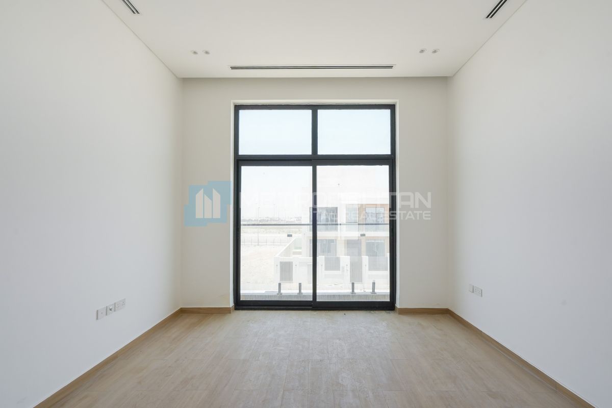 Spacious Corner Villa | 552 SQM | High Ceilings