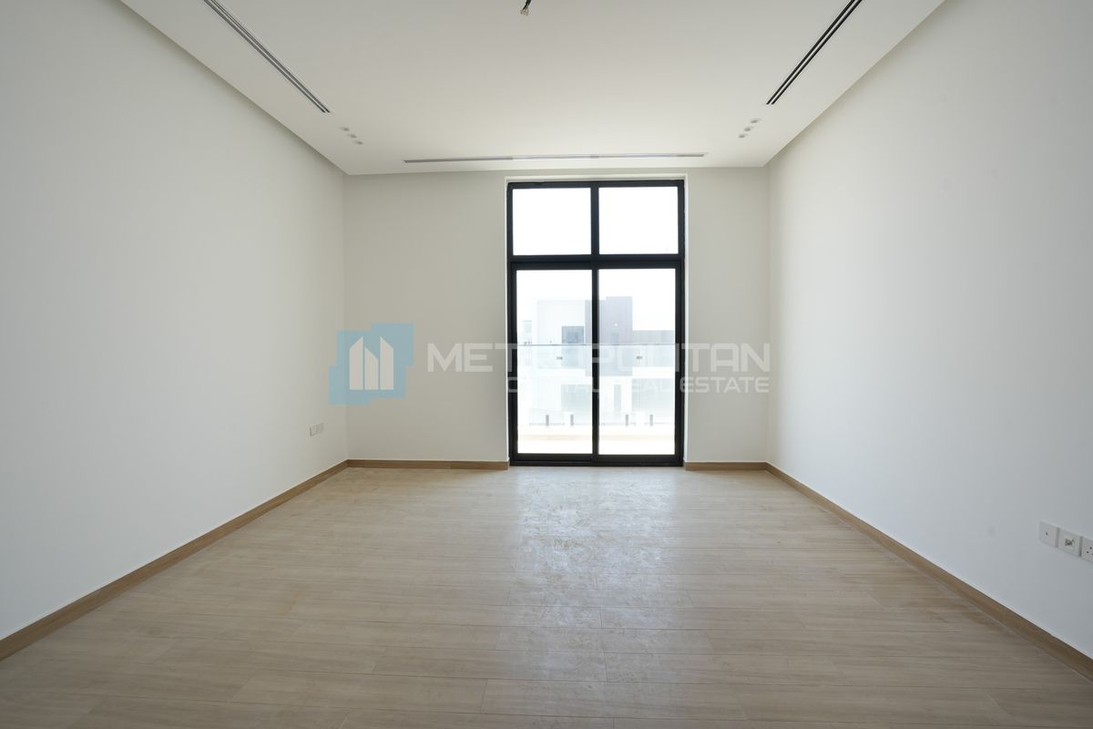 Spacious Corner Villa | 552 SQM | High Ceilings