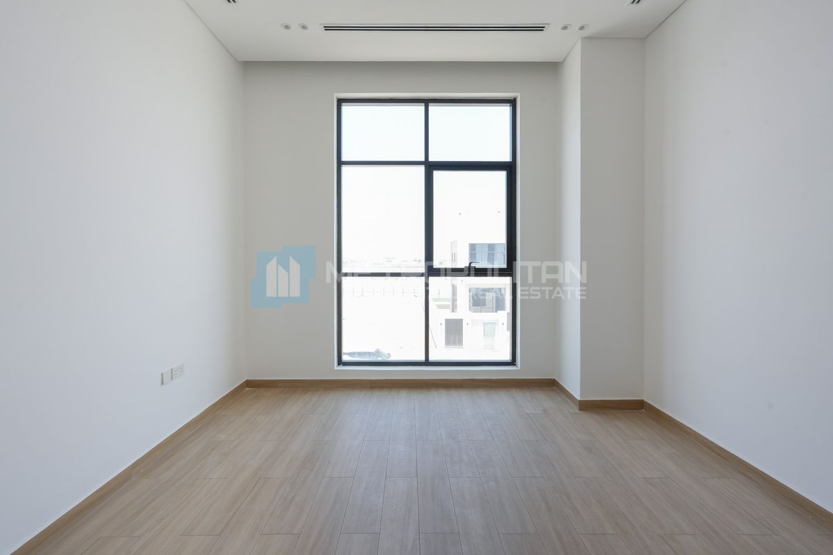 Spacious Corner Villa | 552 SQM | High Ceilings