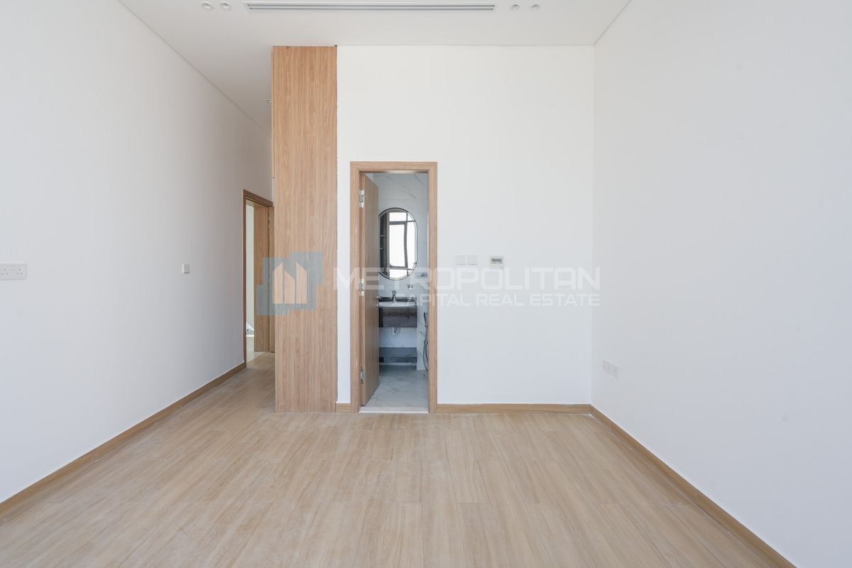 Spacious Corner Villa | 552 SQM | High Ceilings