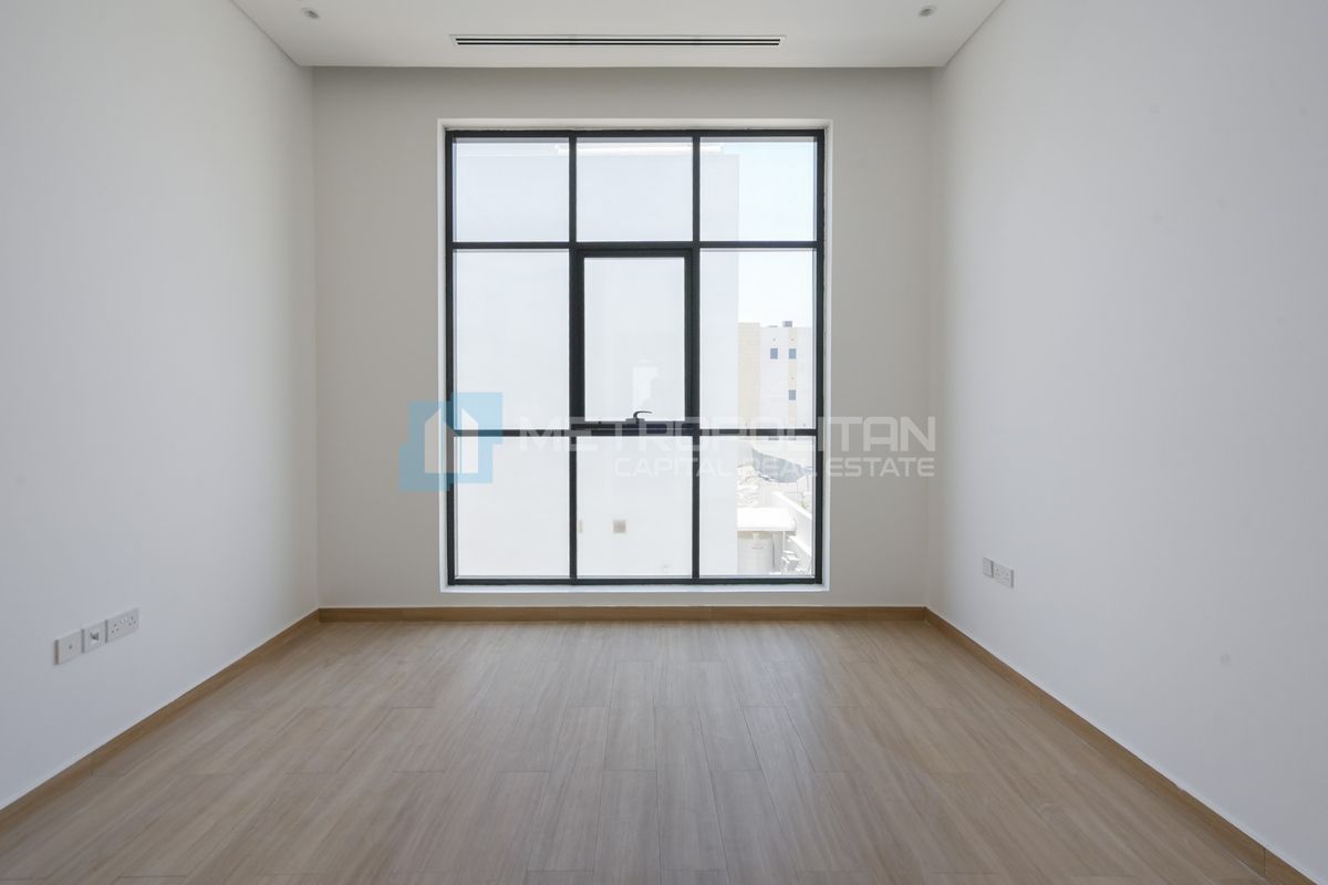Spacious Corner Villa | 552 SQM | High Ceilings