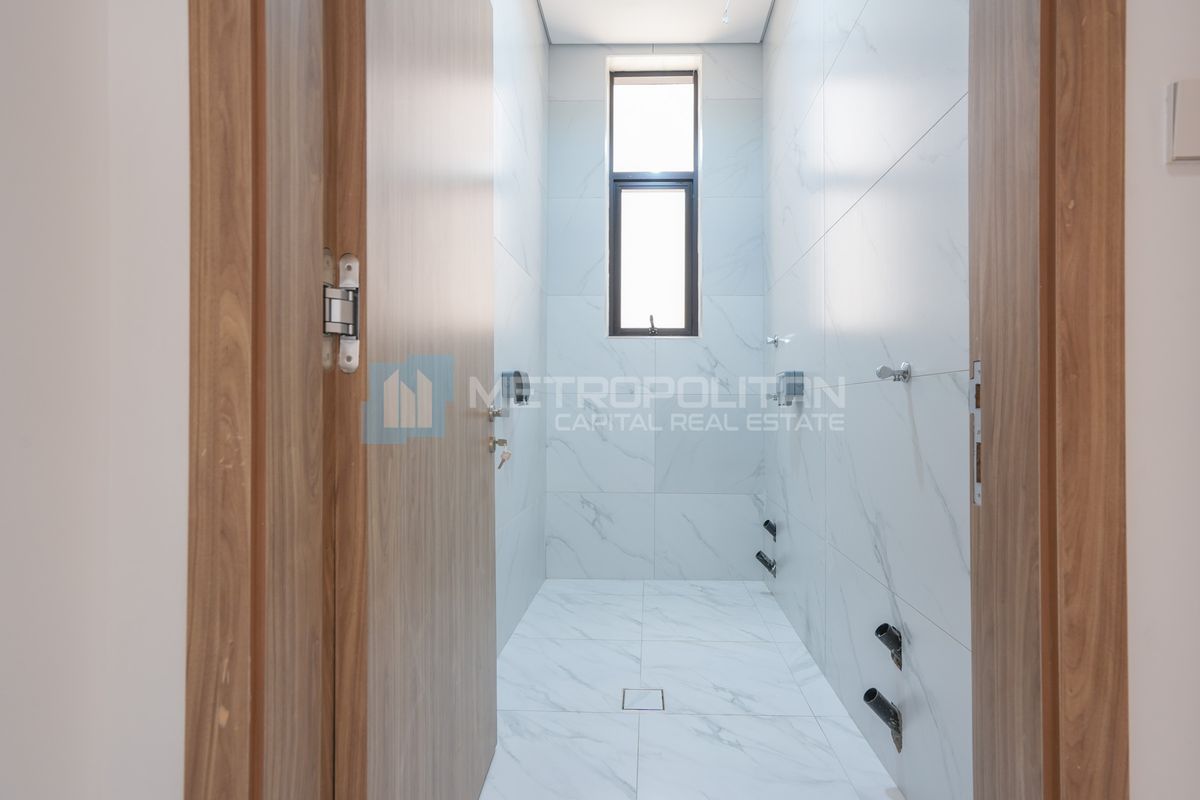 Spacious Corner Villa | 552 SQM | High Ceilings