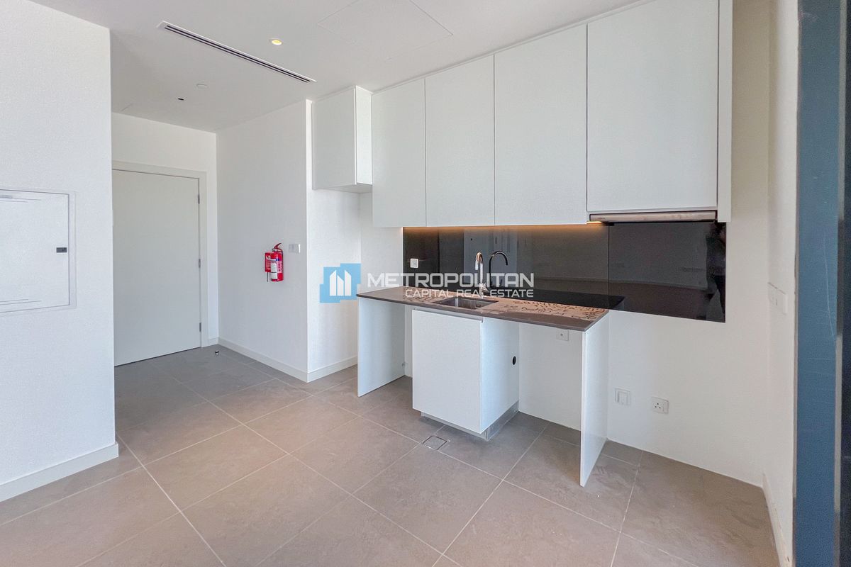 Spacious Studio | High Floor | Sea View | Vacant