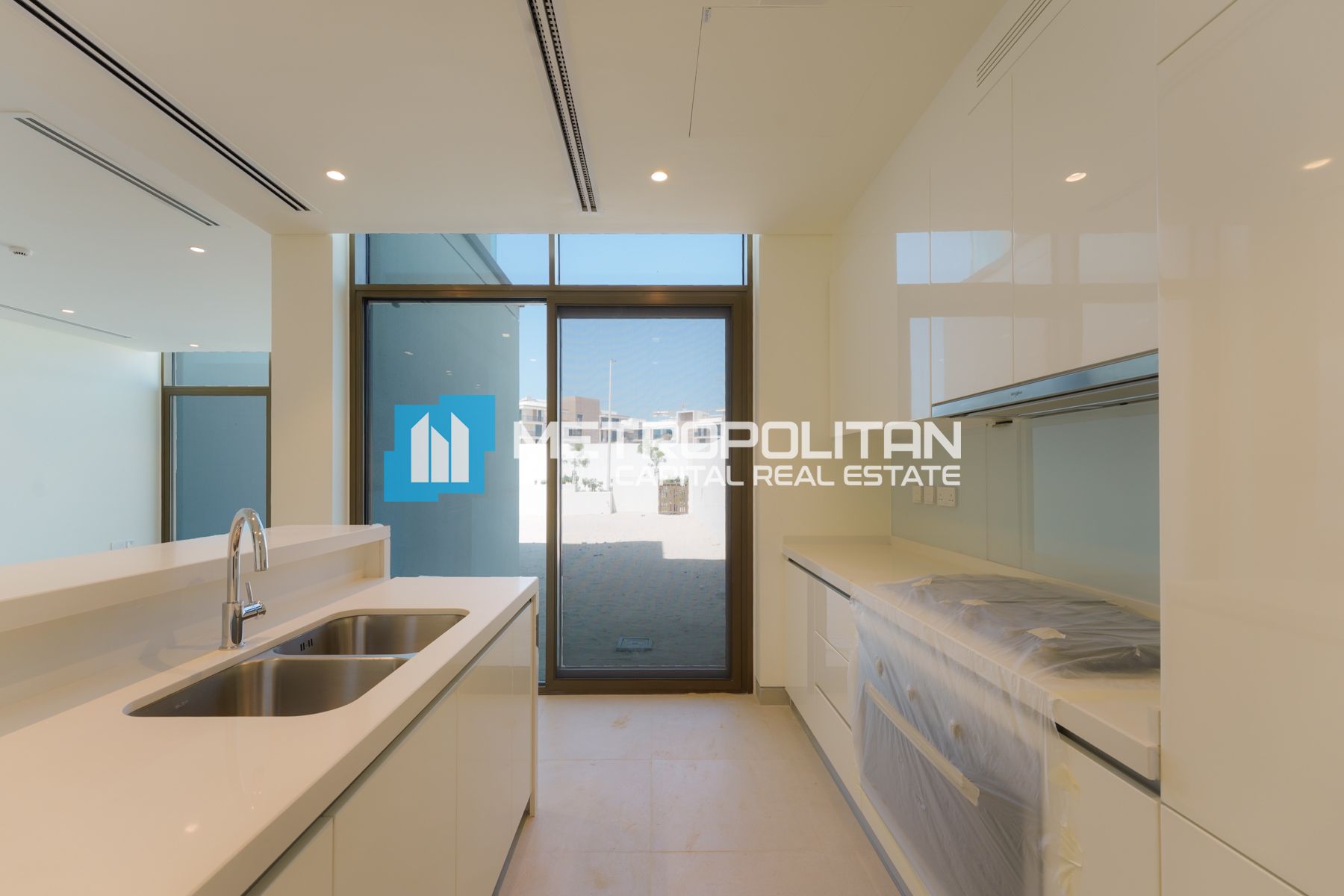 Single Row | 2BR w/ Balcony | Convenient Location