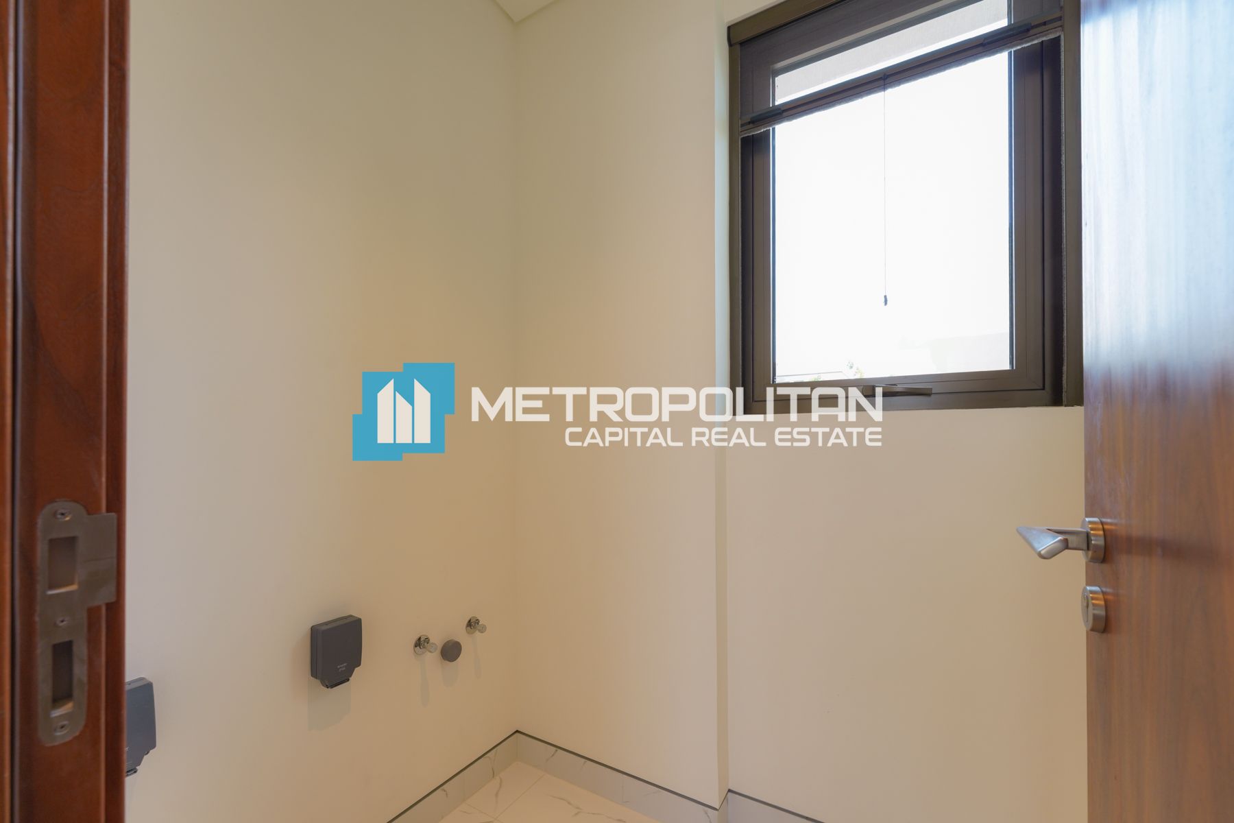 Single Row | 2BR w/ Balcony | Convenient Location