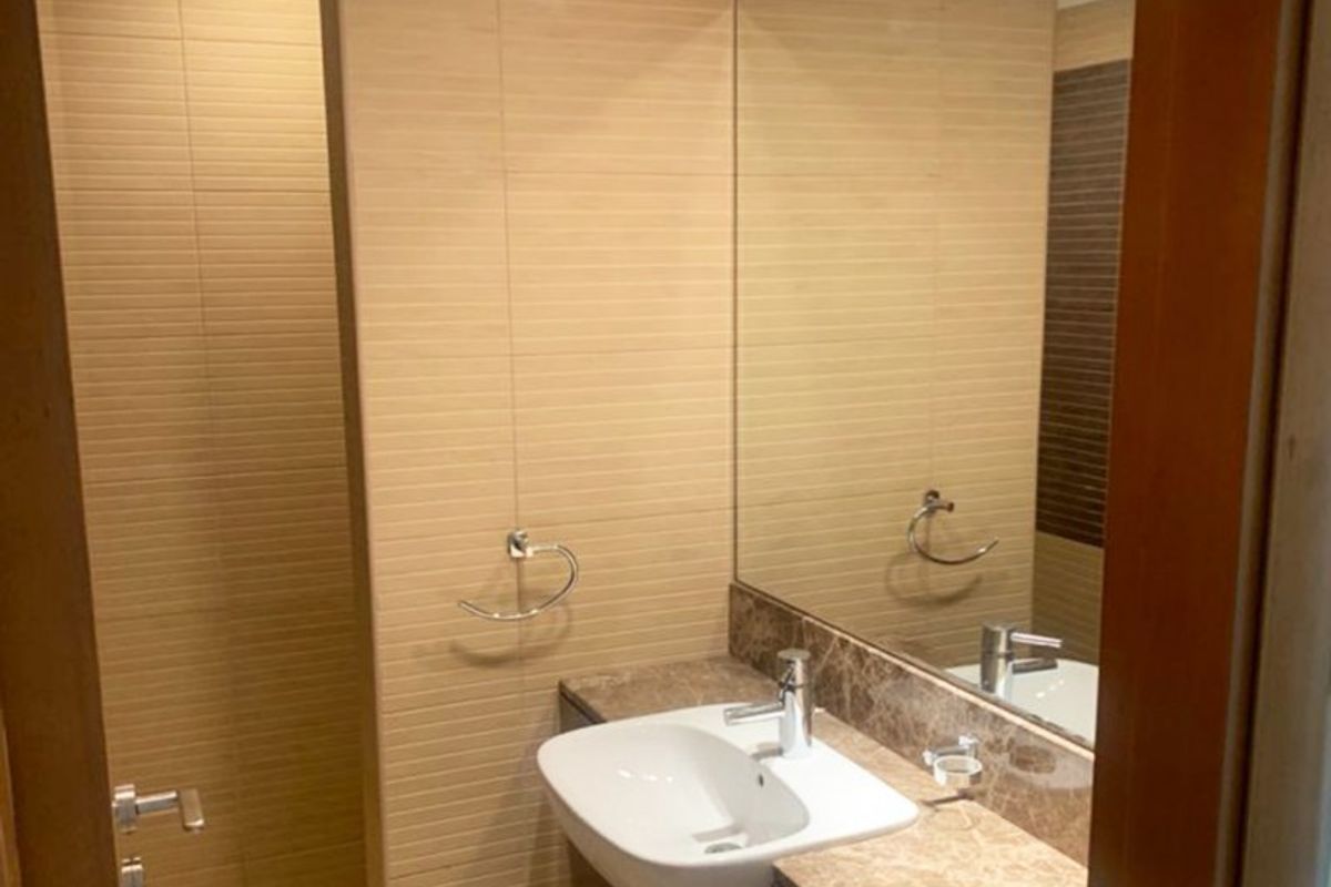 Penthouse in Beach Tower | Maids Room | Canal View