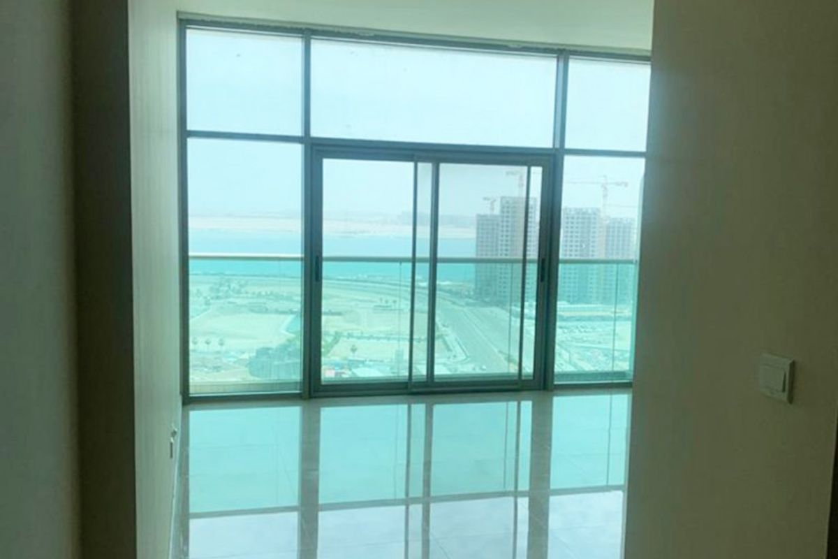 Penthouse in Beach Tower | Maids Room | Canal View
