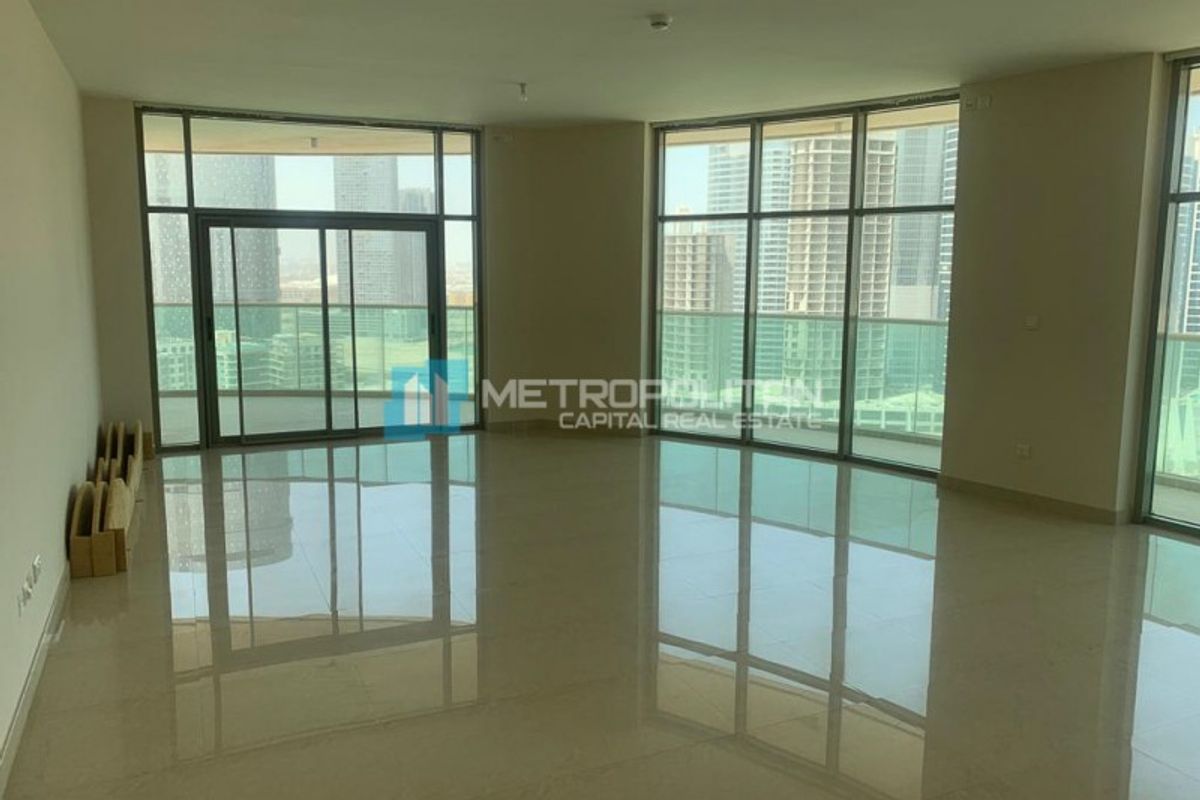 Penthouse in Beach Tower | Maids Room | Canal View