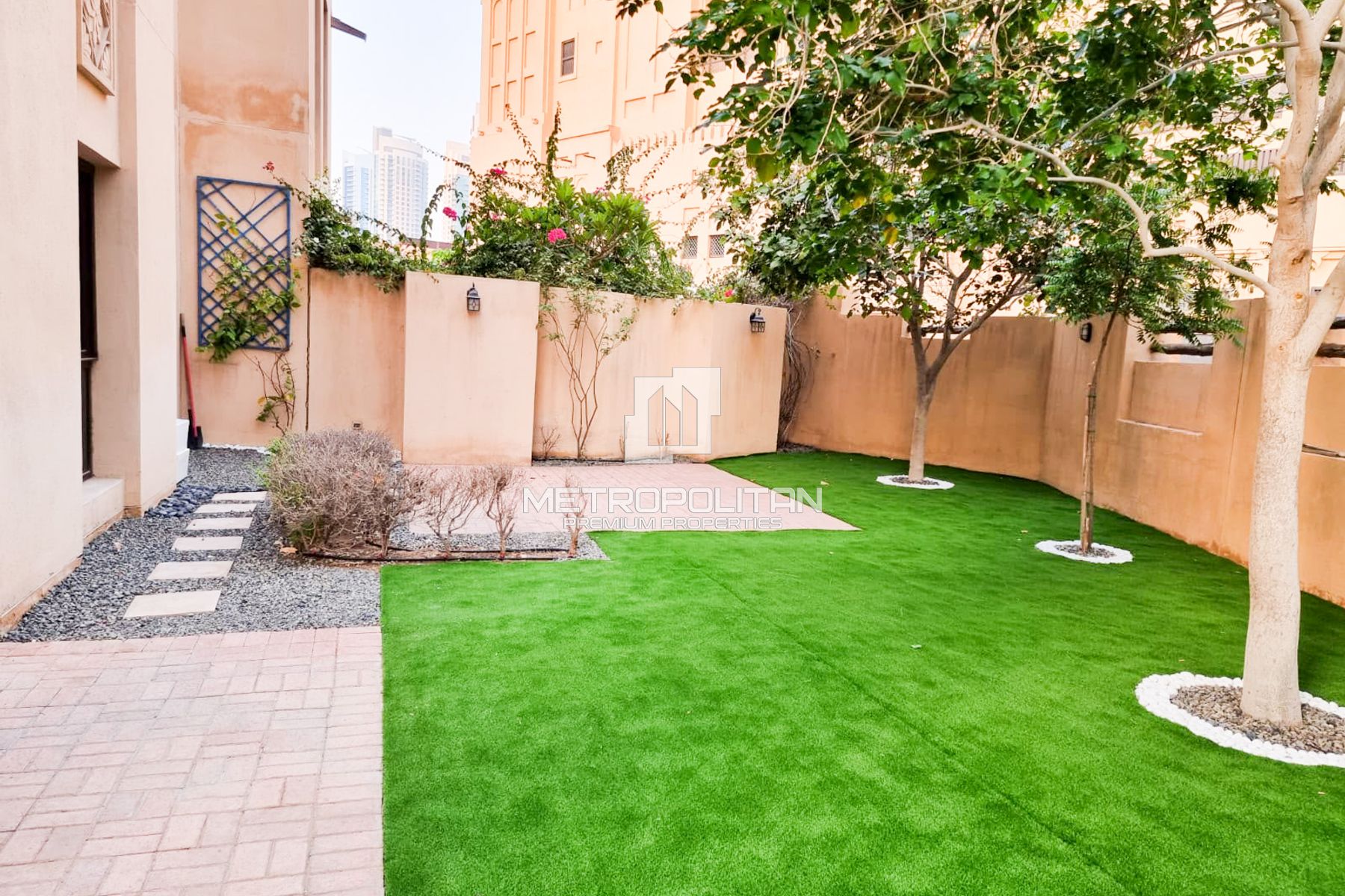 Corner Garden | Bright | Multiple Options