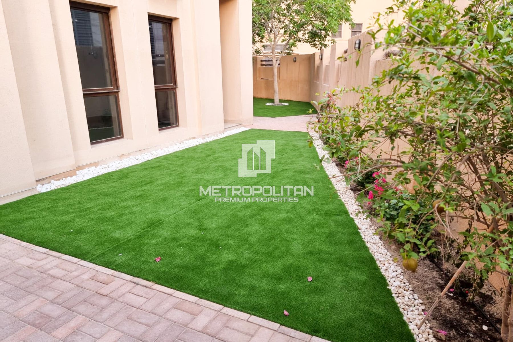 Corner Garden | Bright | Multiple Options