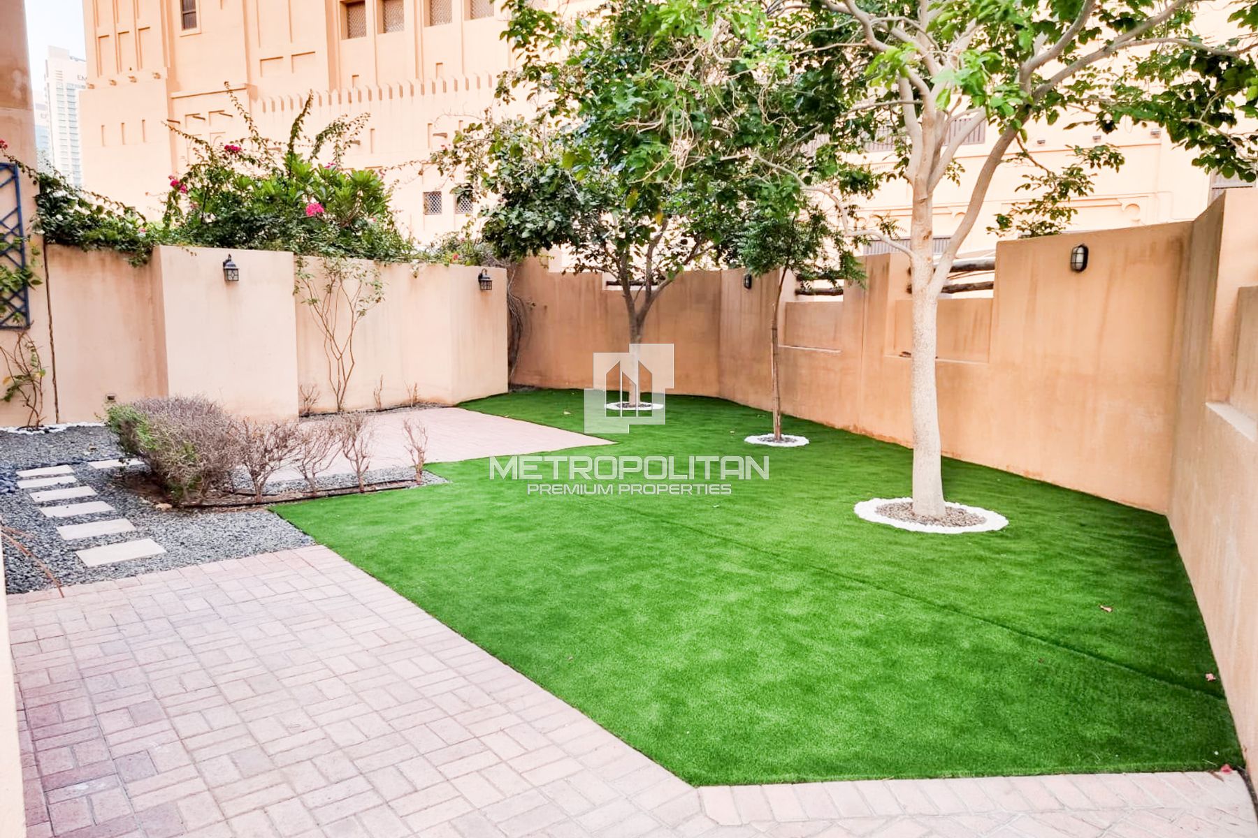 Corner Garden | Bright | Multiple Options