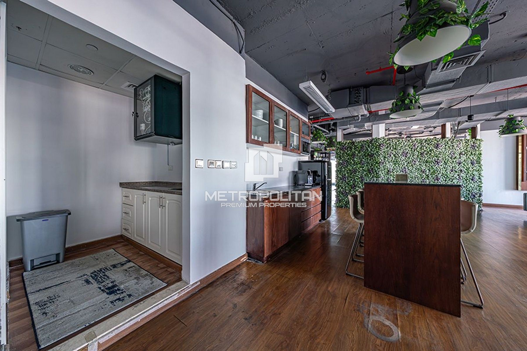 Furnished | Spacious High floor office with Pantry