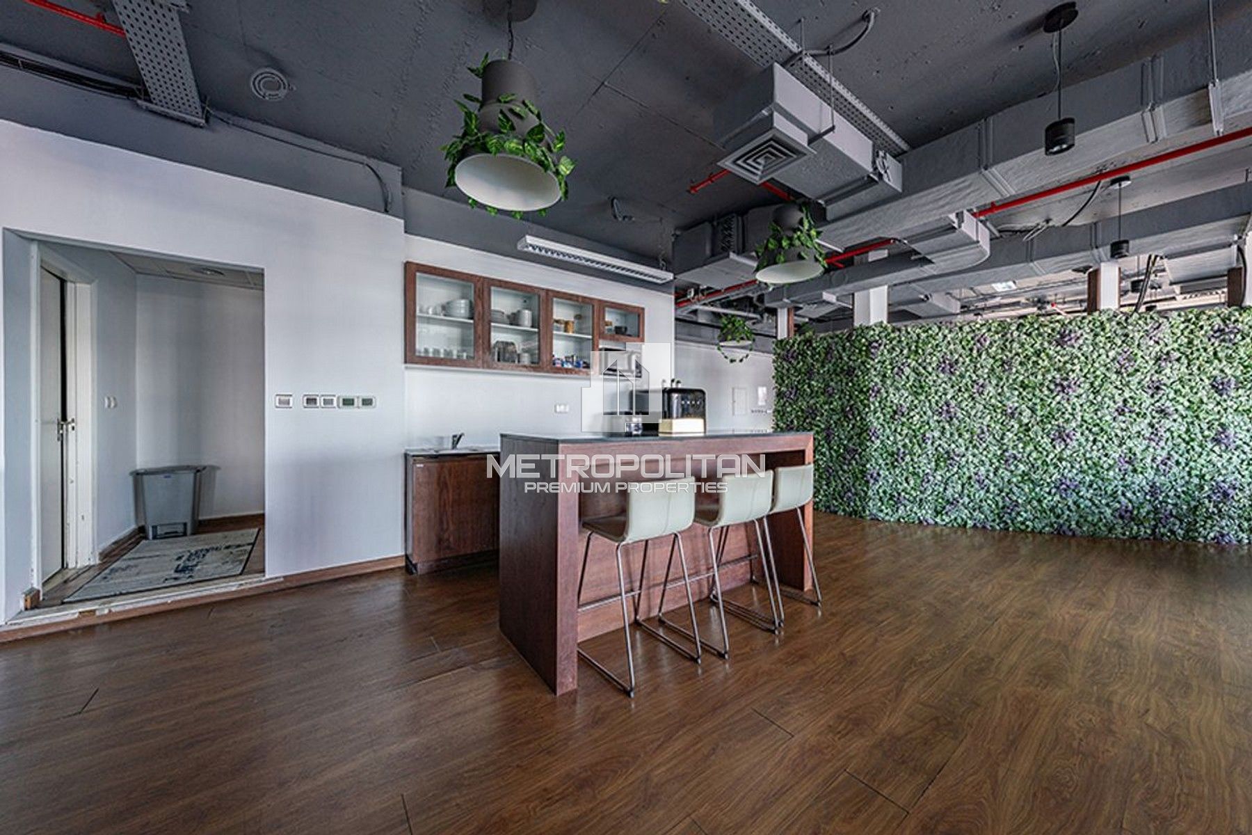 Furnished | Spacious High floor office with Pantry