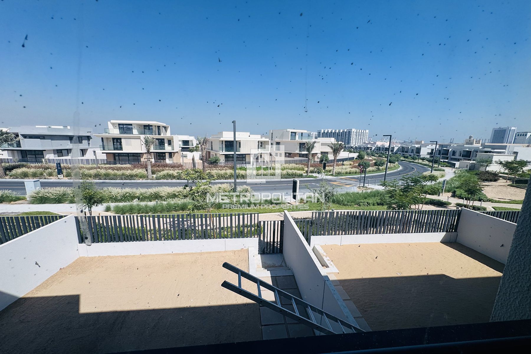 Single Row | Next to the pool | Negotiable