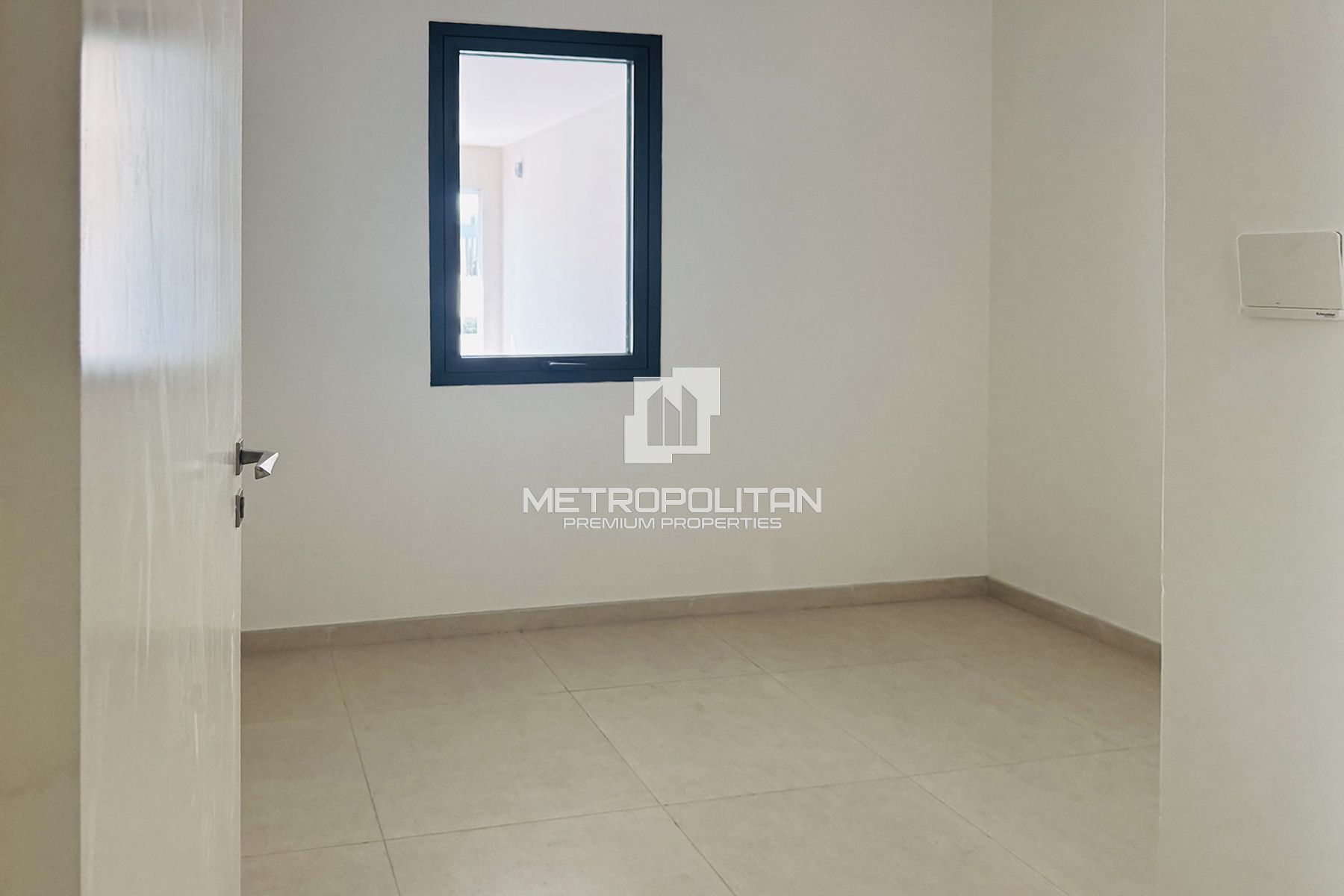 Single Row | Next to the pool | Negotiable