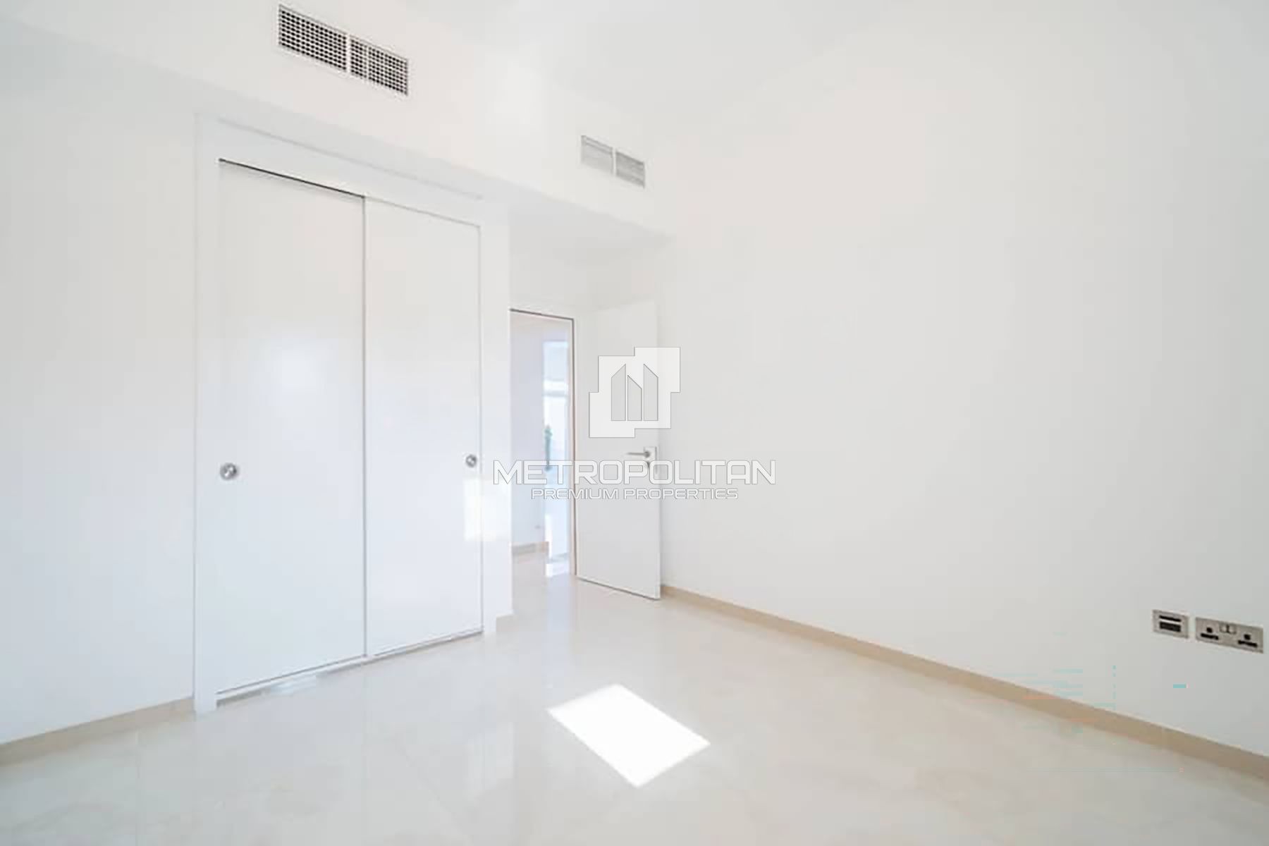 Luxury | Sea View | Vacant | Private Beach Access