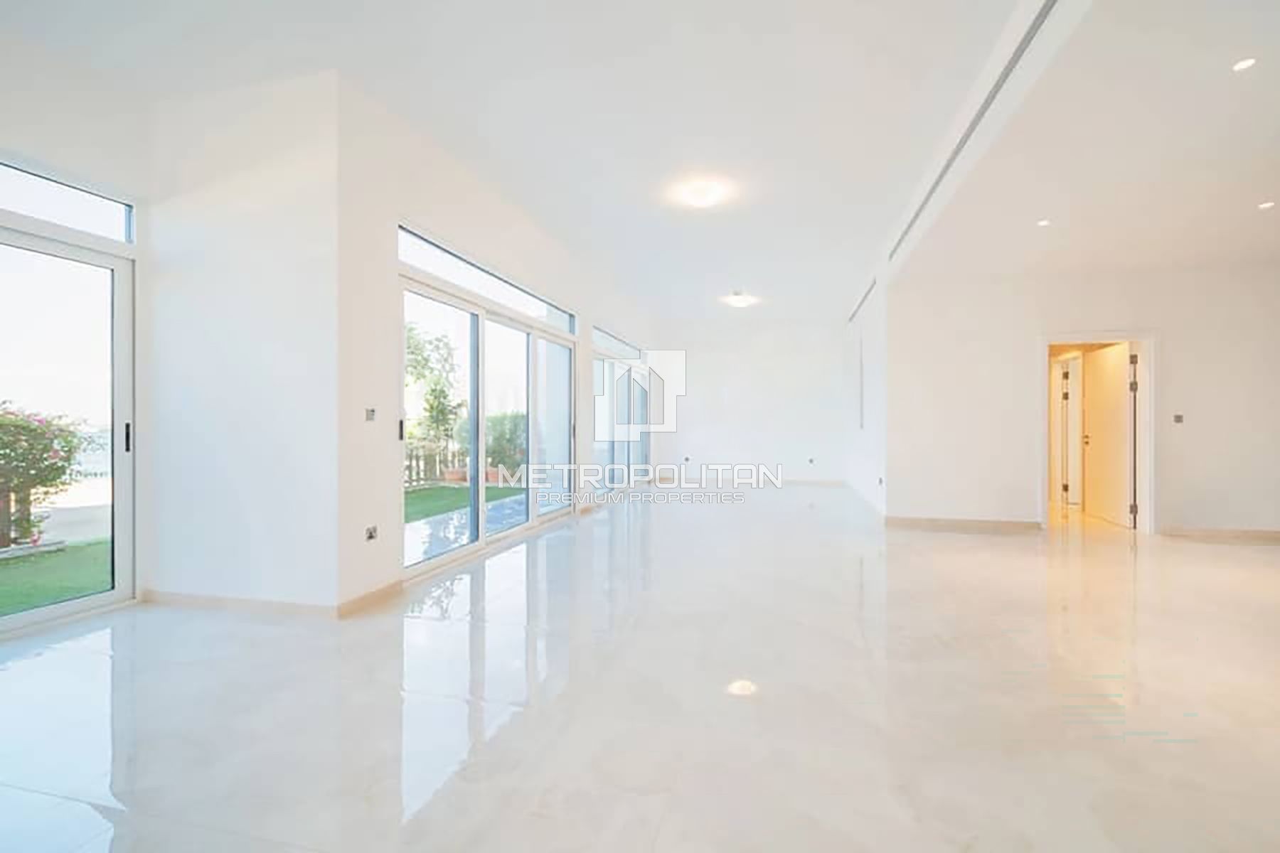 Luxury | Sea View | Vacant | Private Beach Access