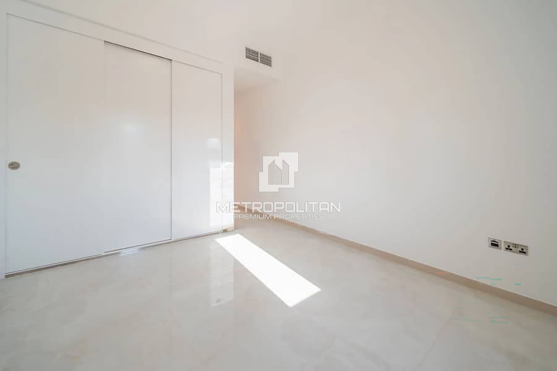 Luxury | Sea View | Vacant | Private Beach Access