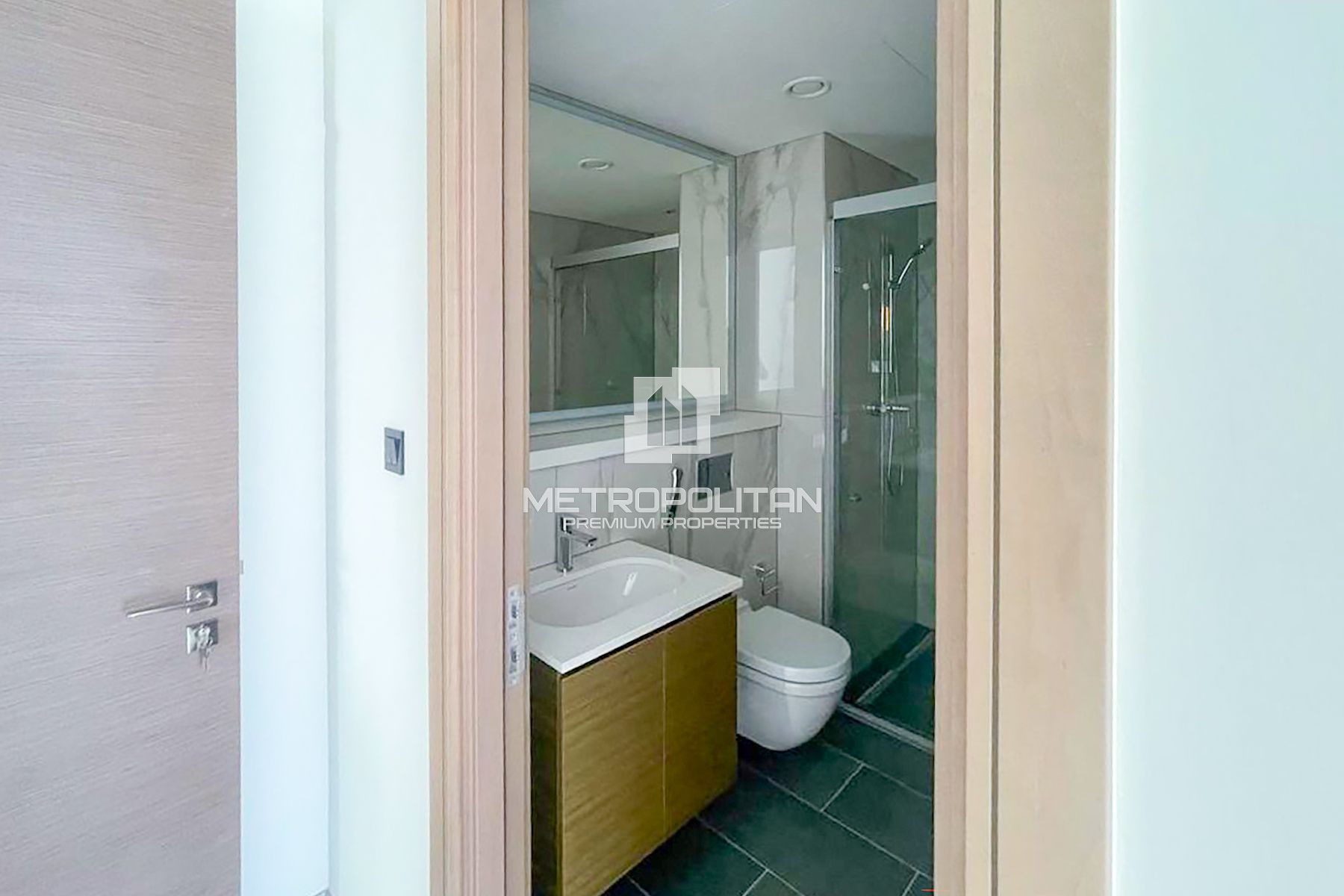 Large Apartment With Amazing View & Fitted Kitchen
