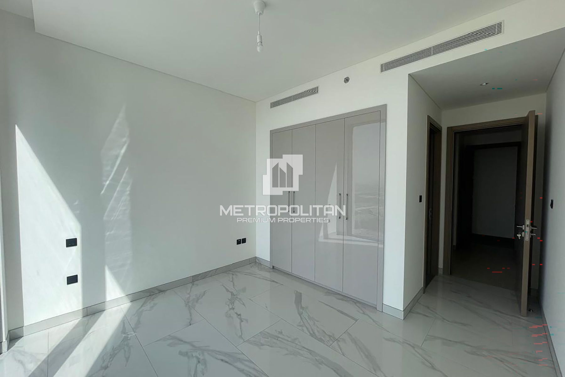 Large Apartment With Amazing View & Fitted Kitchen