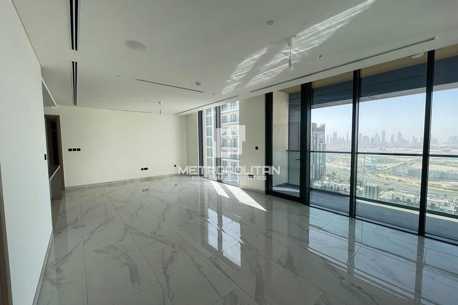 Large Apartment With Amazing View & Fitted Kitchen