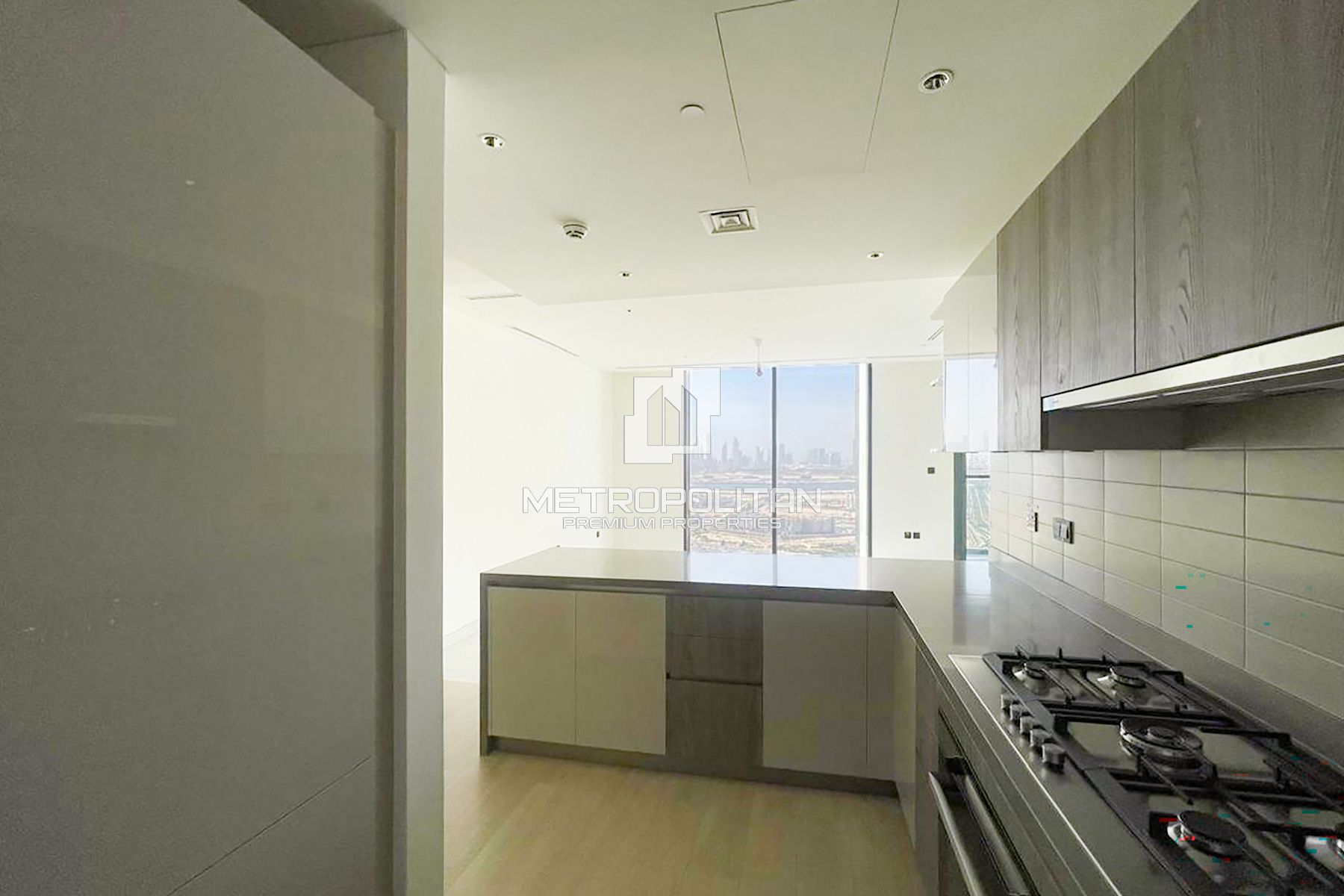 Large Apartment With Amazing View & Fitted Kitchen