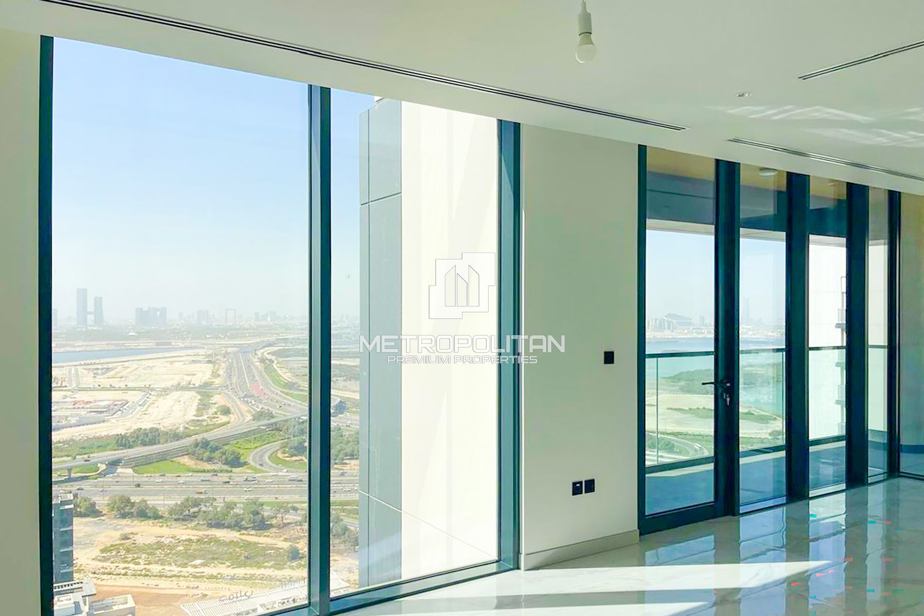 Large Apartment With Amazing View & Fitted Kitchen