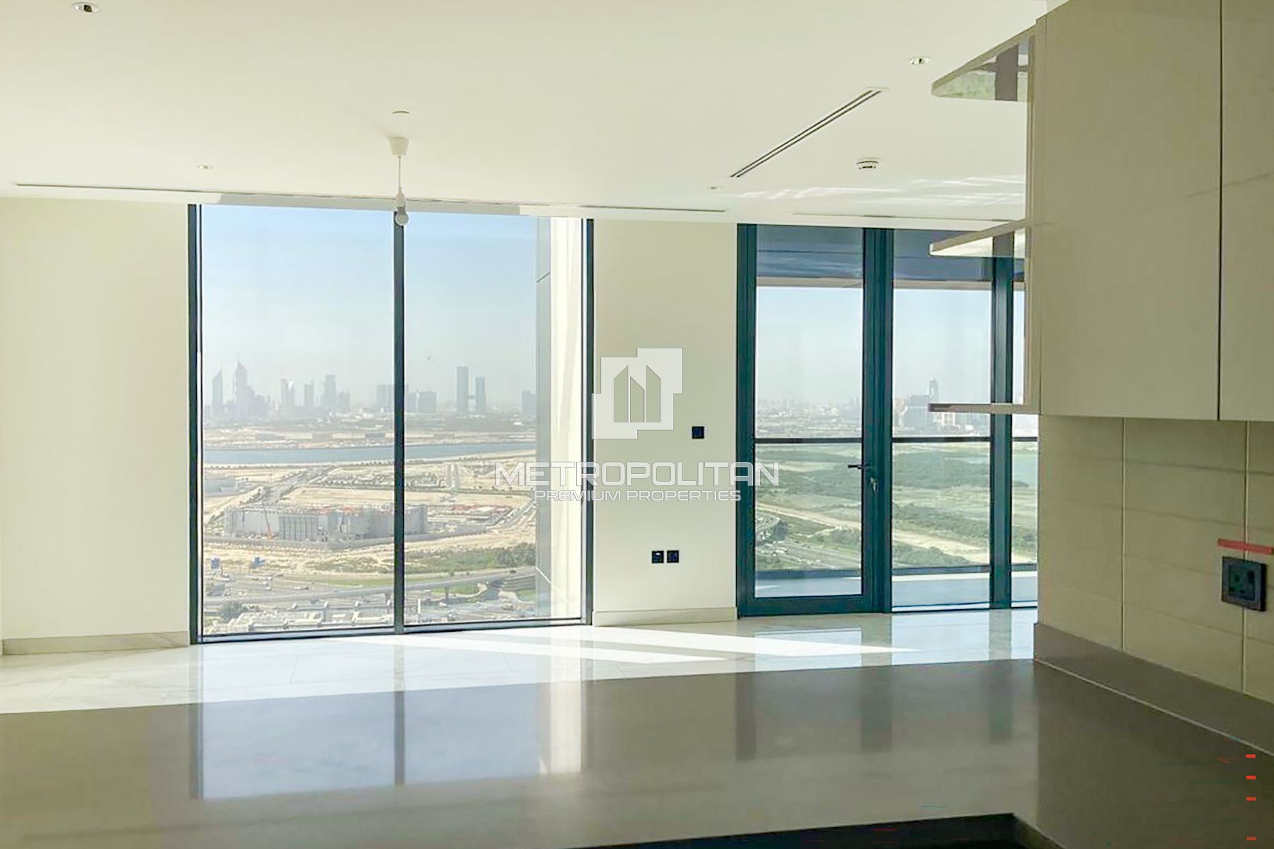 Large Apartment With Amazing View & Fitted Kitchen