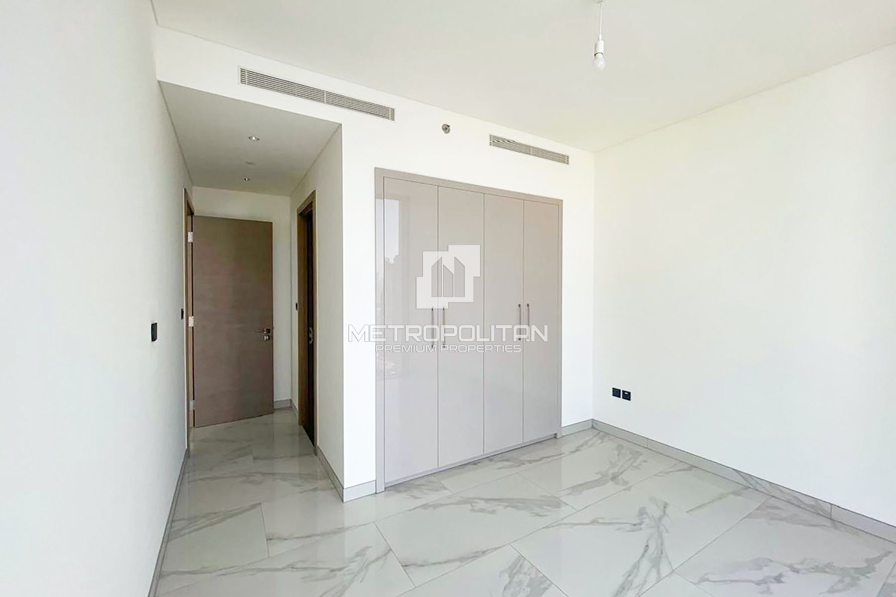 Large Apartment With Amazing View & Fitted Kitchen