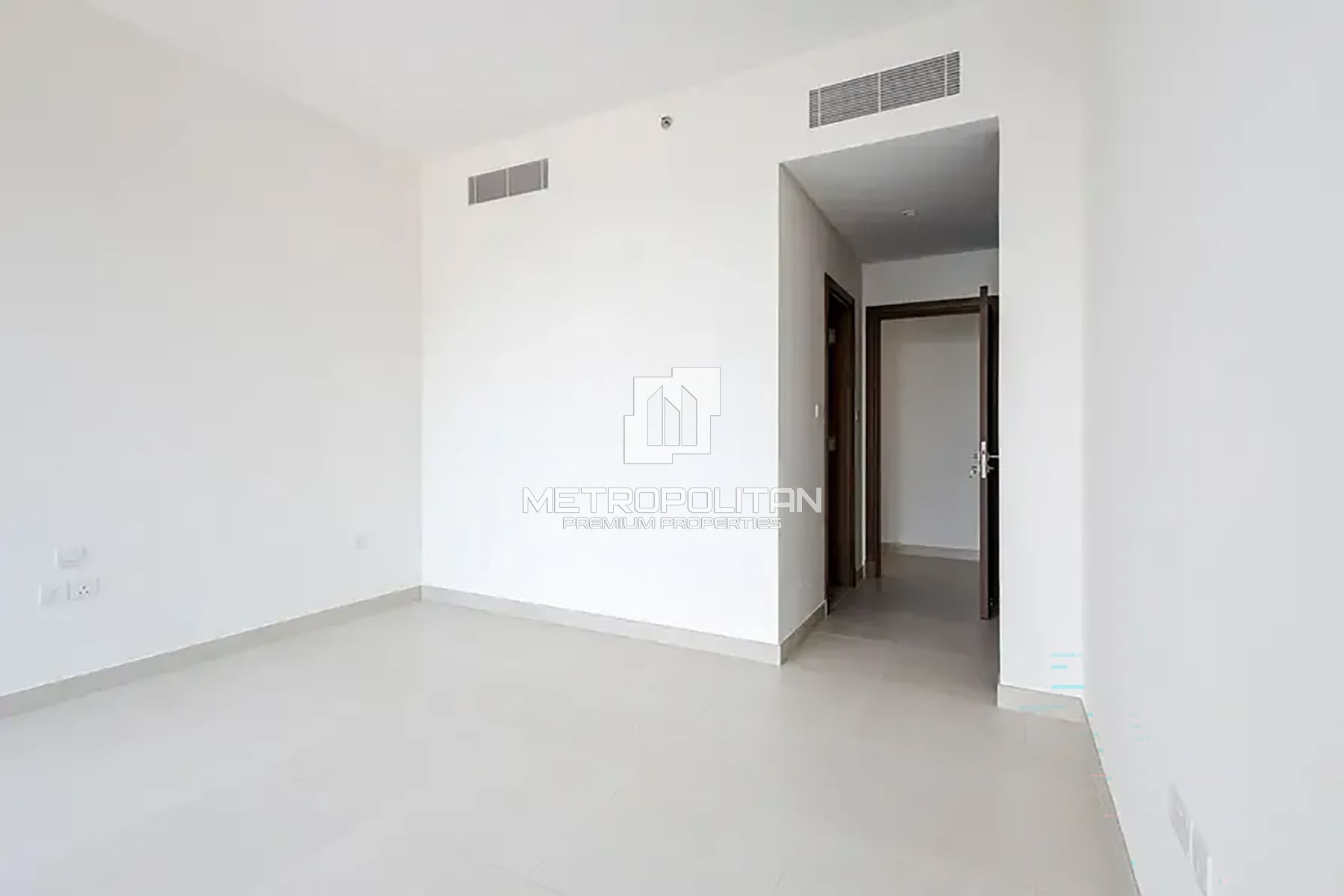 Burj Canal View | Corner Unit | Maids Room