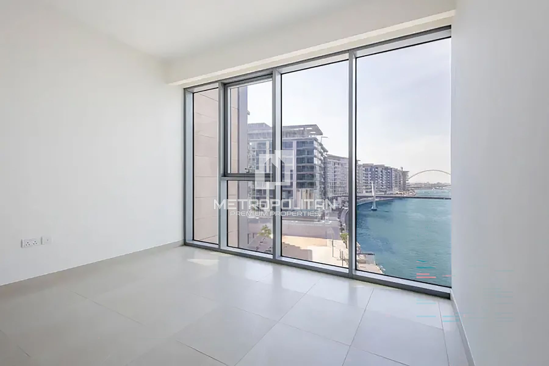 Burj Canal View | Corner Unit | Maids Room