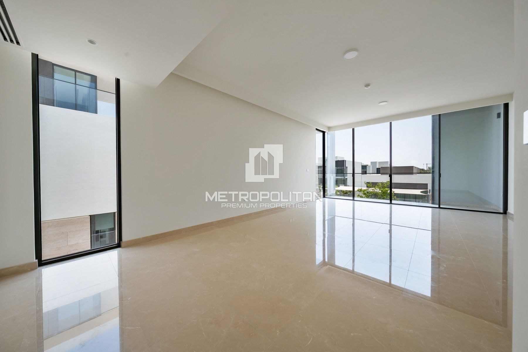 Luxurious | Prime First Row | Open Lake View