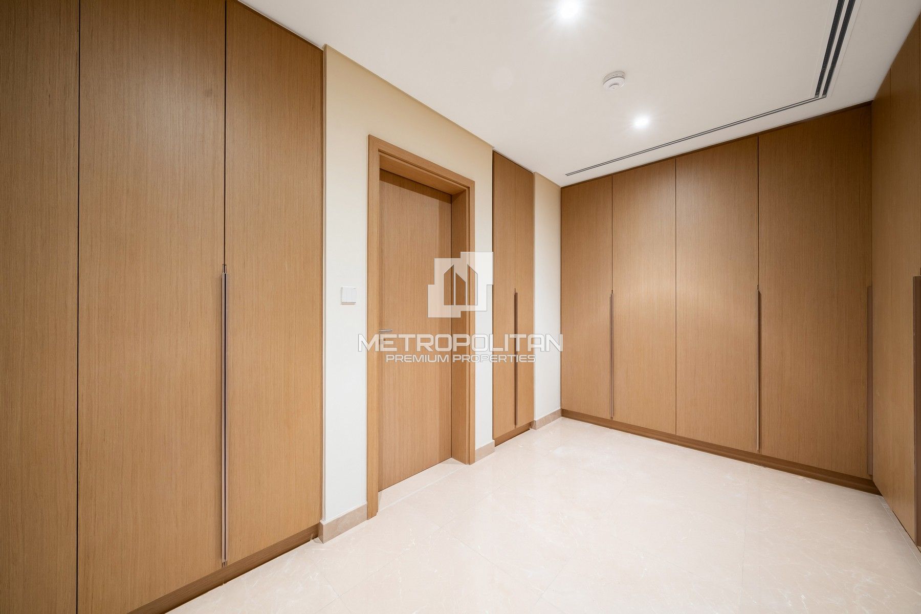 Luxurious | Prime First Row | Open Lake View