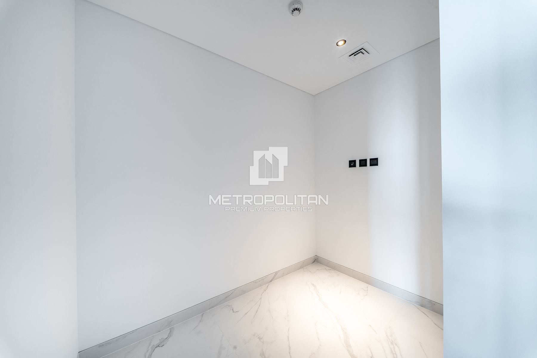 Corner Residence | Canal View | Premium Finishes