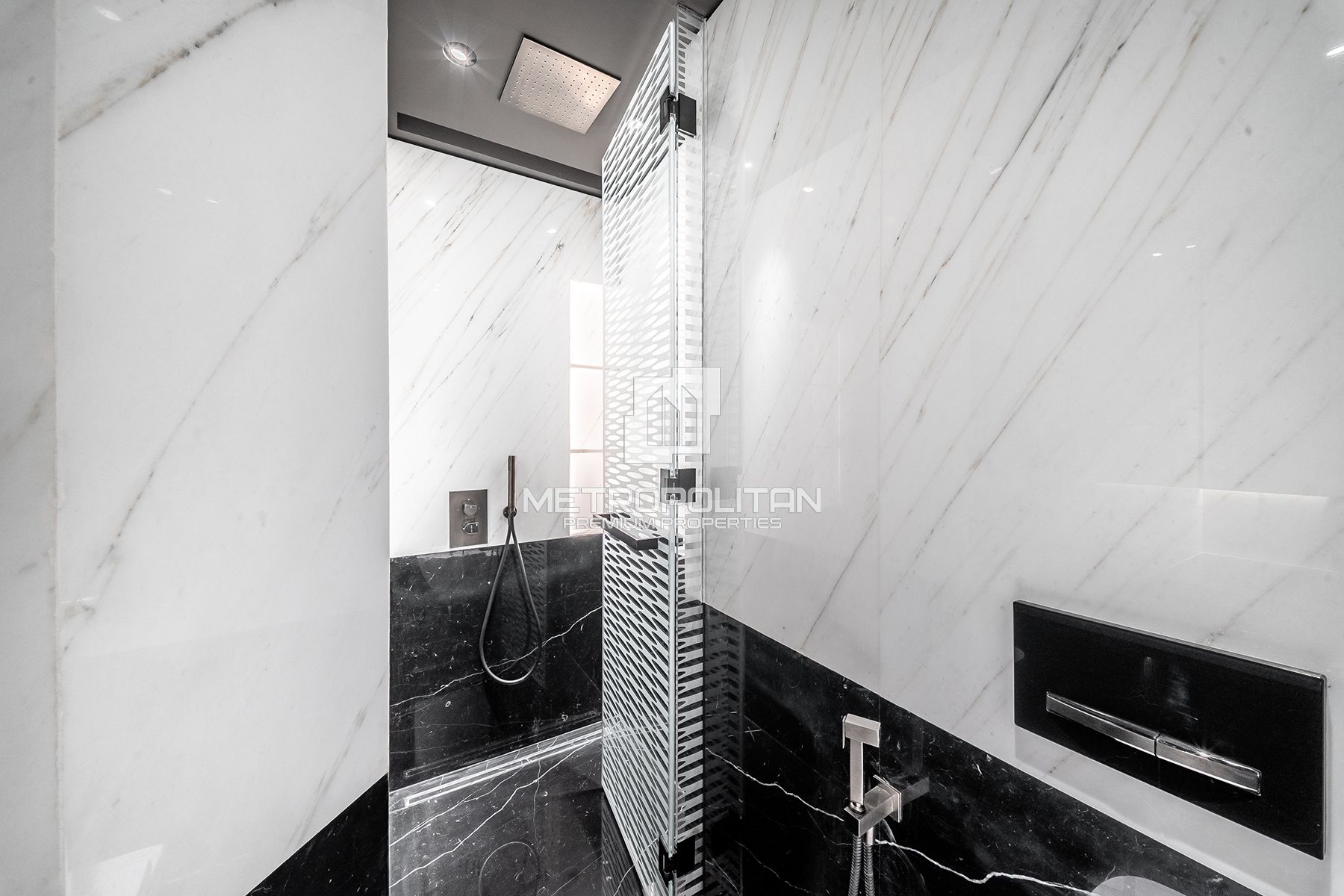 Corner Residence | Canal View | Premium Finishes