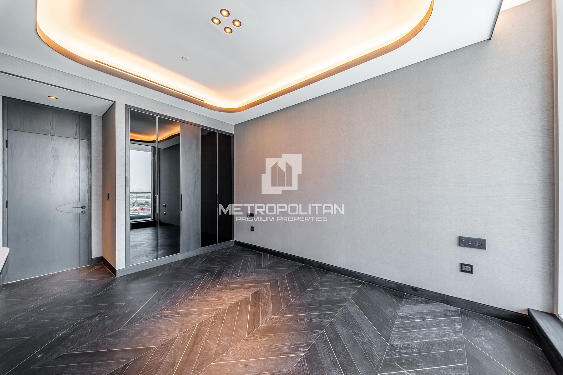 Corner Residence | Canal View | Premium Finishes
