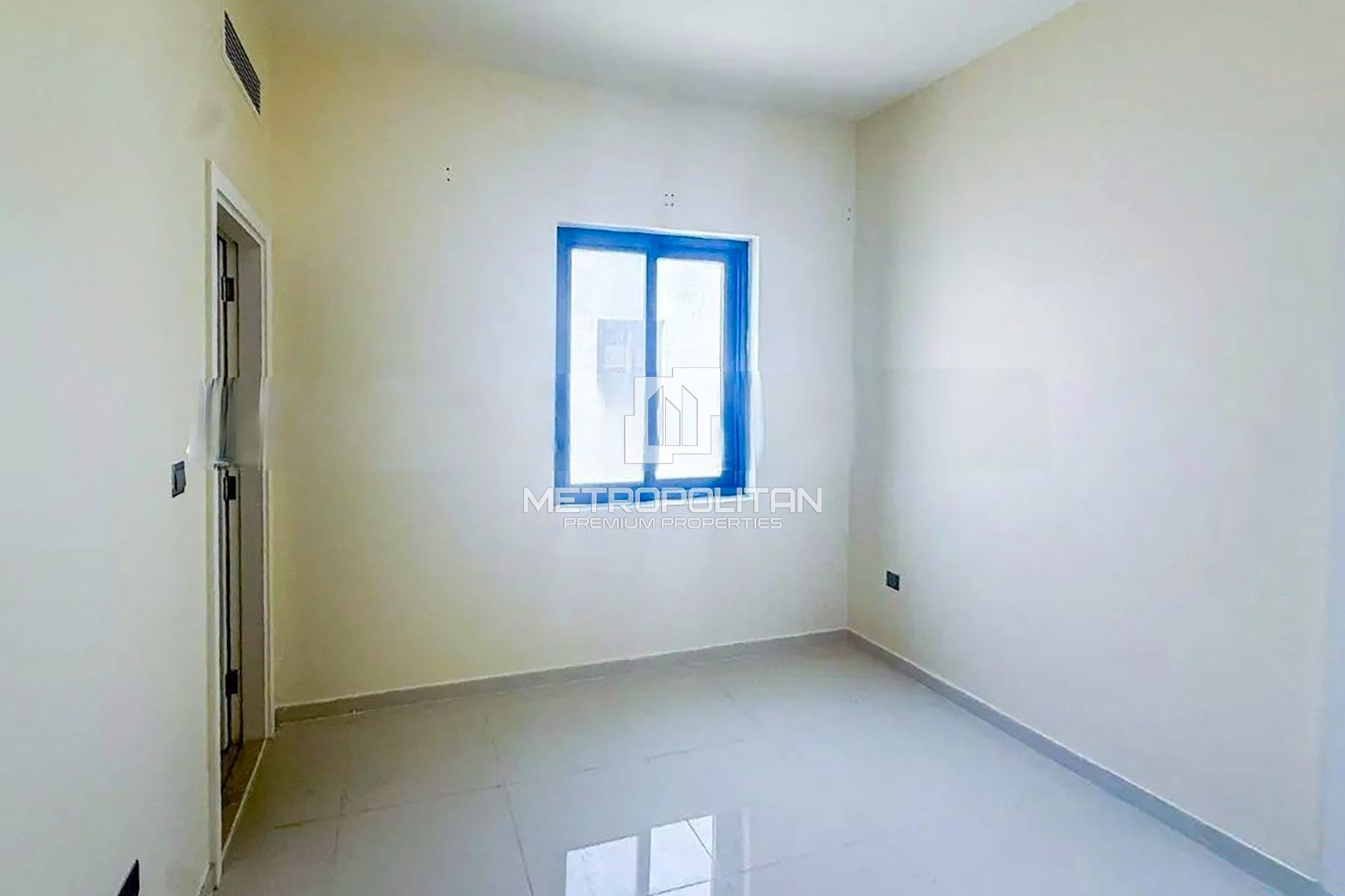 Spacious Layout | Single Row | Private Garden