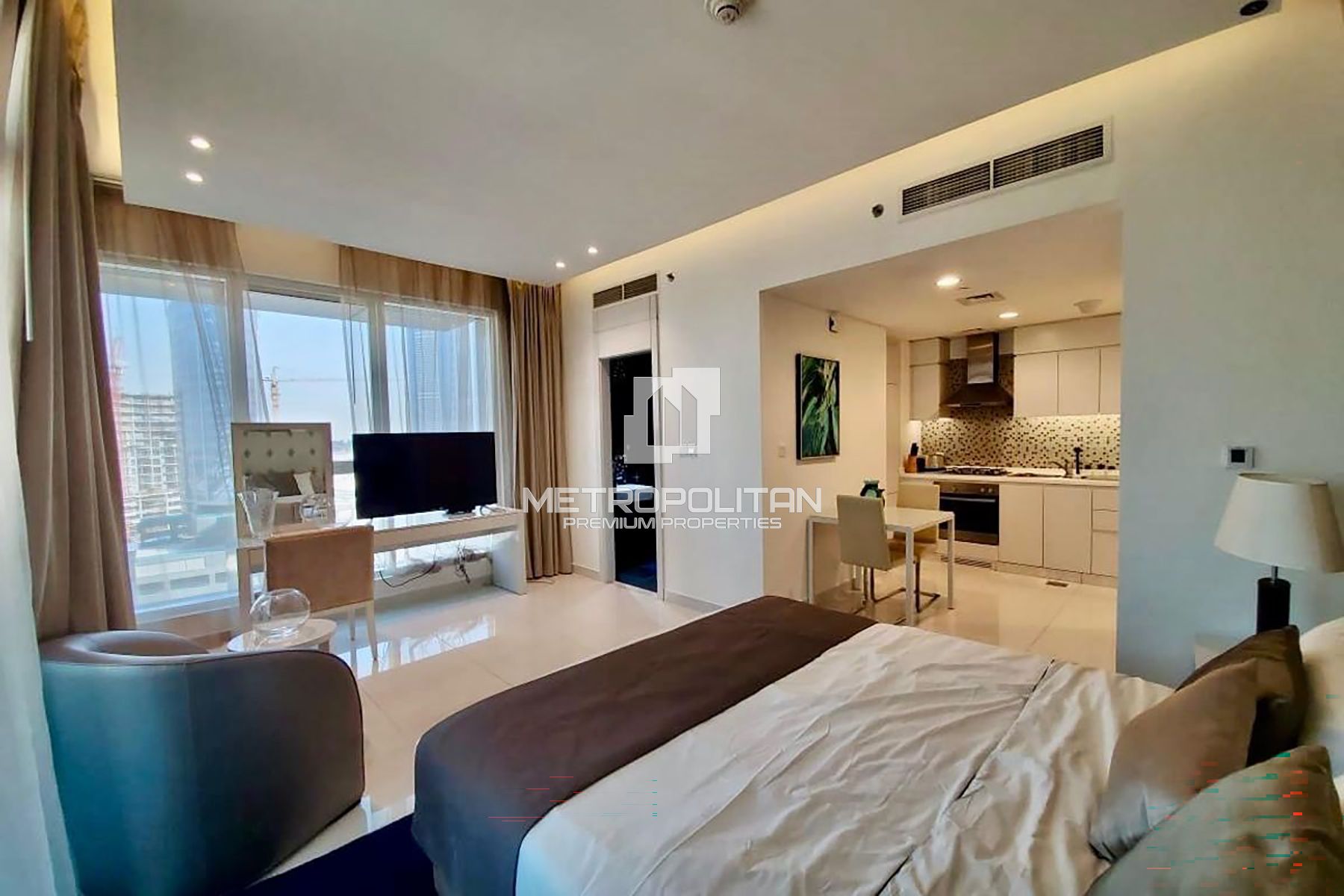 Bright Corner Studio | Canal View | Furnished