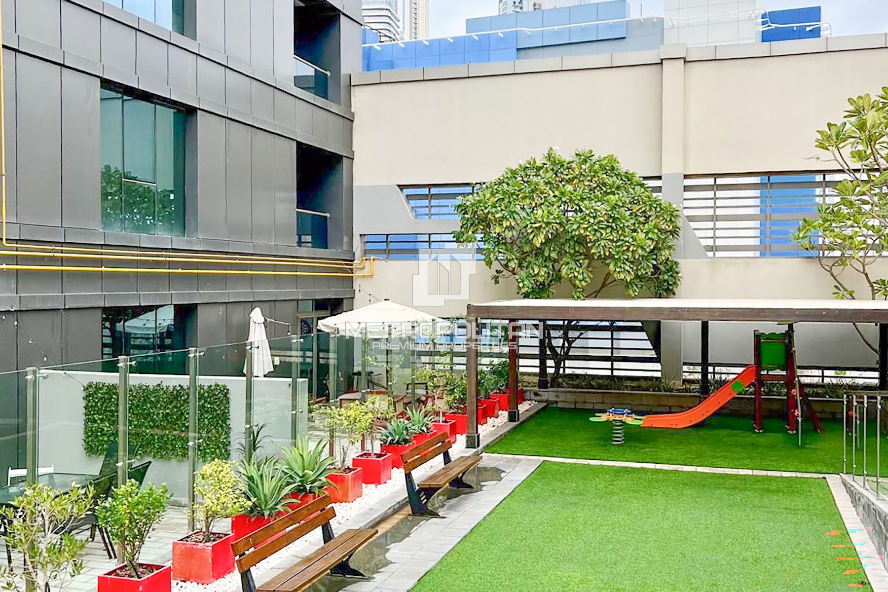 Bright Corner Studio | Canal View | Furnished