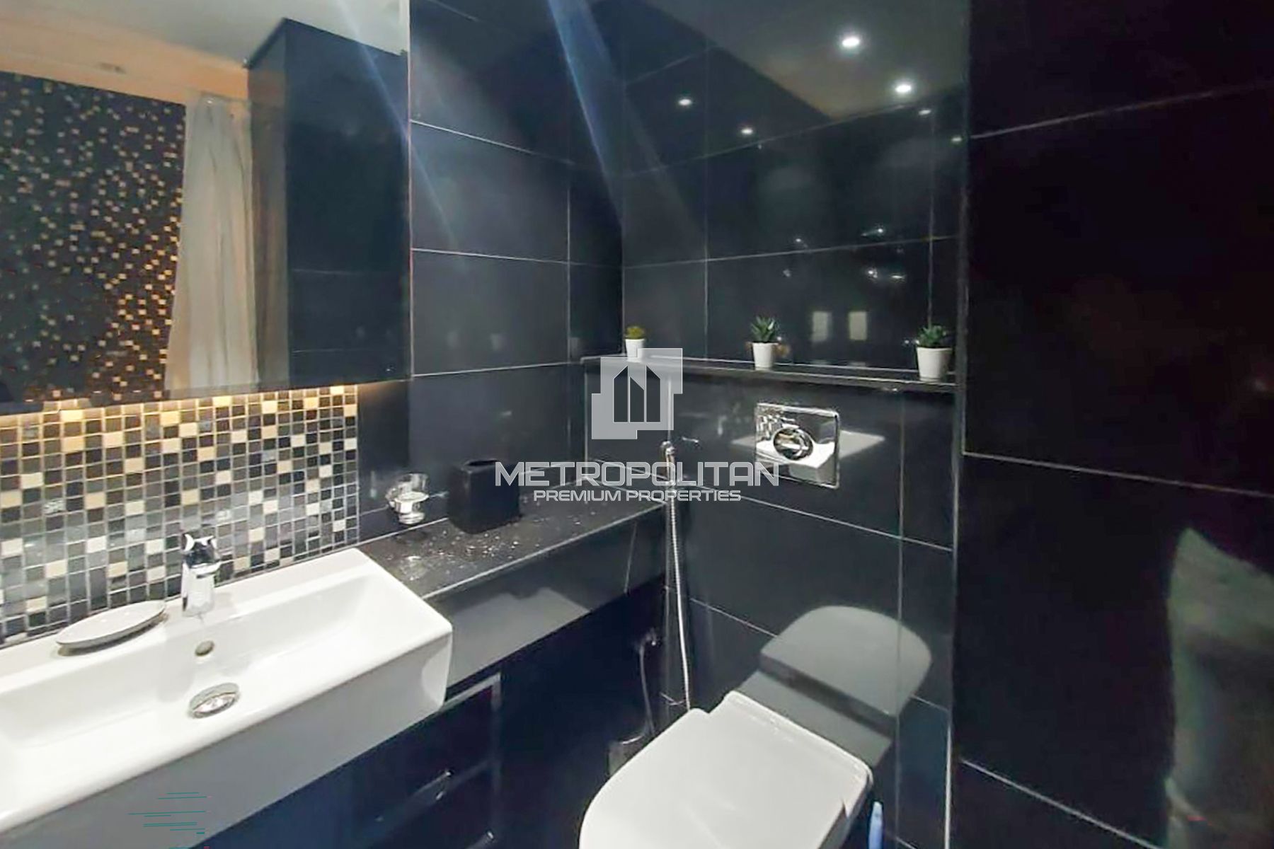 Bright Corner Studio | Canal View | Furnished