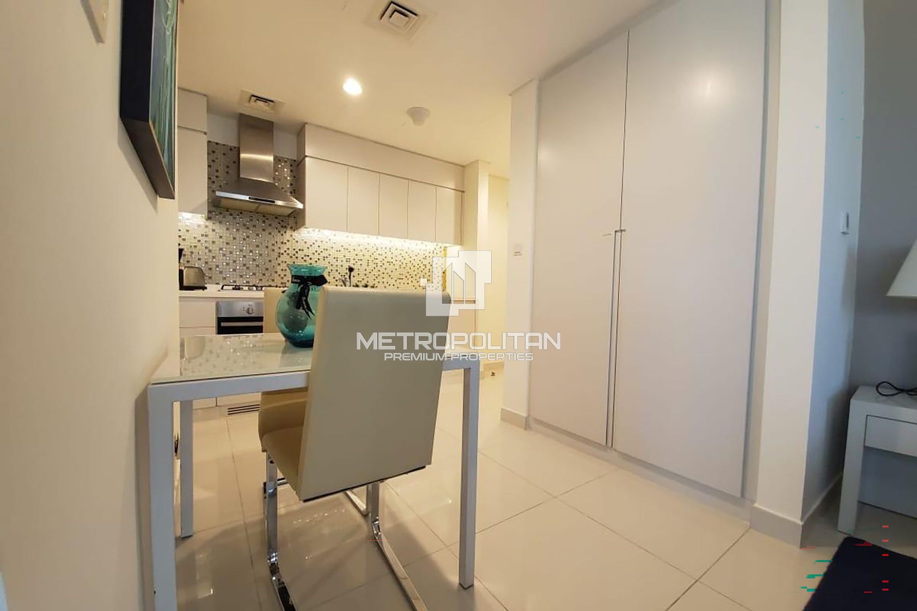 Bright Corner Studio | Canal View | Furnished
