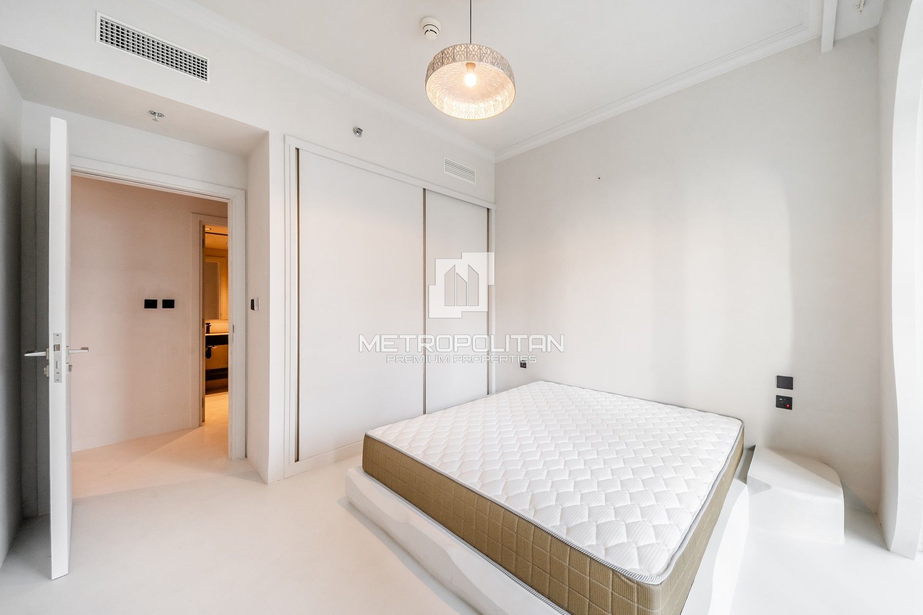 Elegantly Furnished| Beachfront Living | Sea View