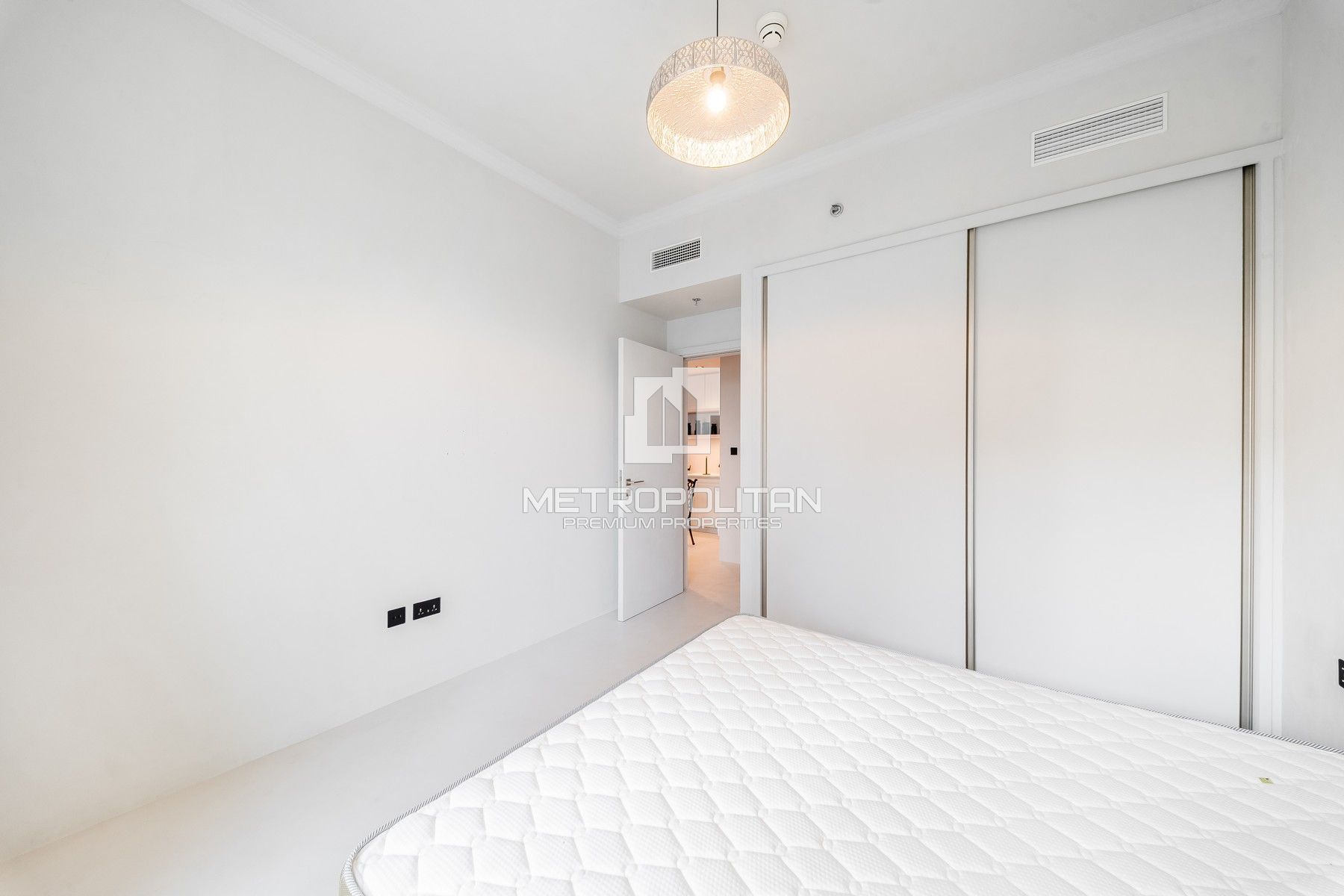 Elegantly Furnished| Beachfront Living | Sea View