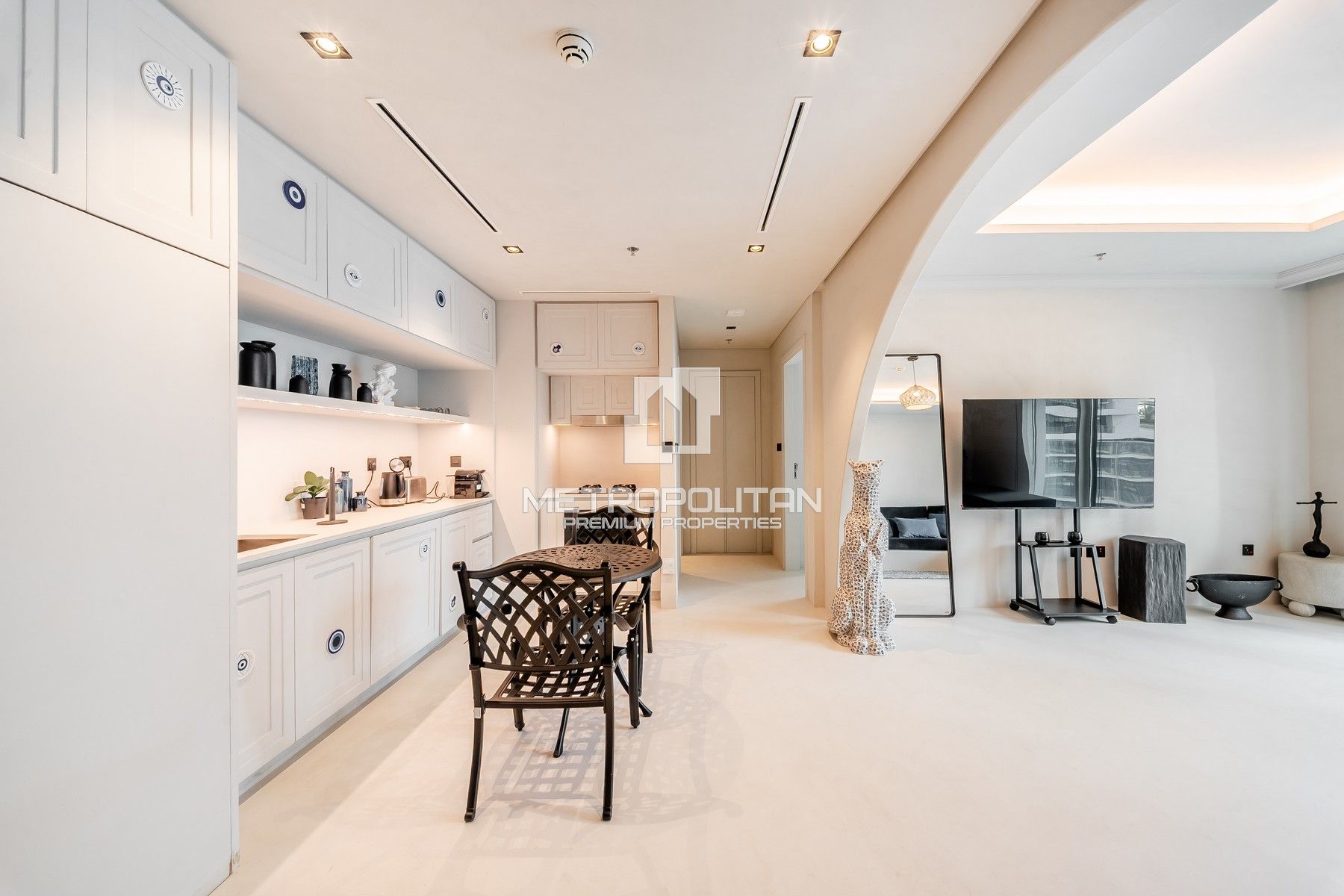 Elegantly Furnished| Beachfront Living | Sea View